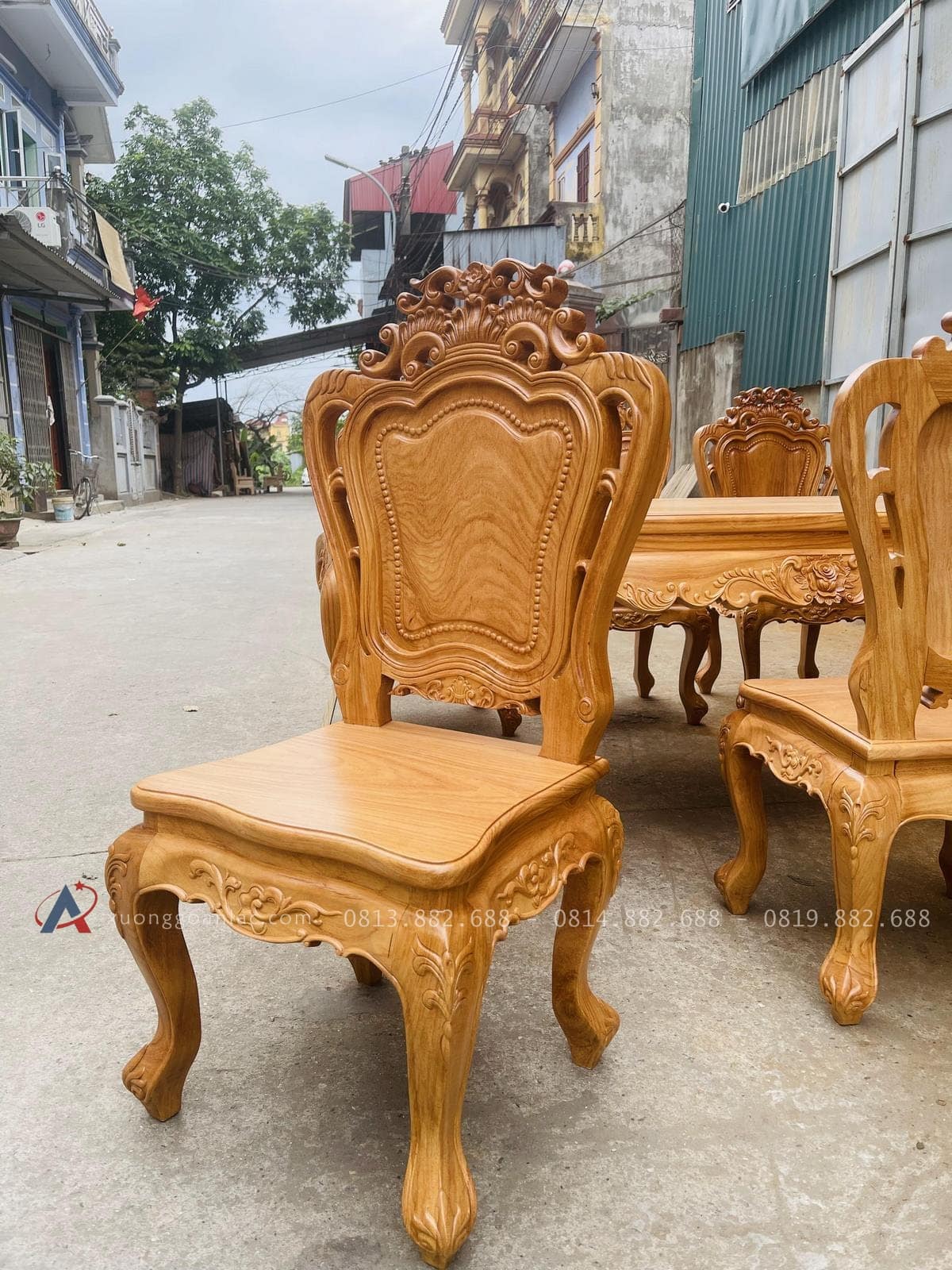 Bộ bàn ăn hoàng gia 6 ghế louis gỗ gõ đỏ (Anh Công, Thanh Hóa) 29 chân ghế cong khuỳnh đục lá tây