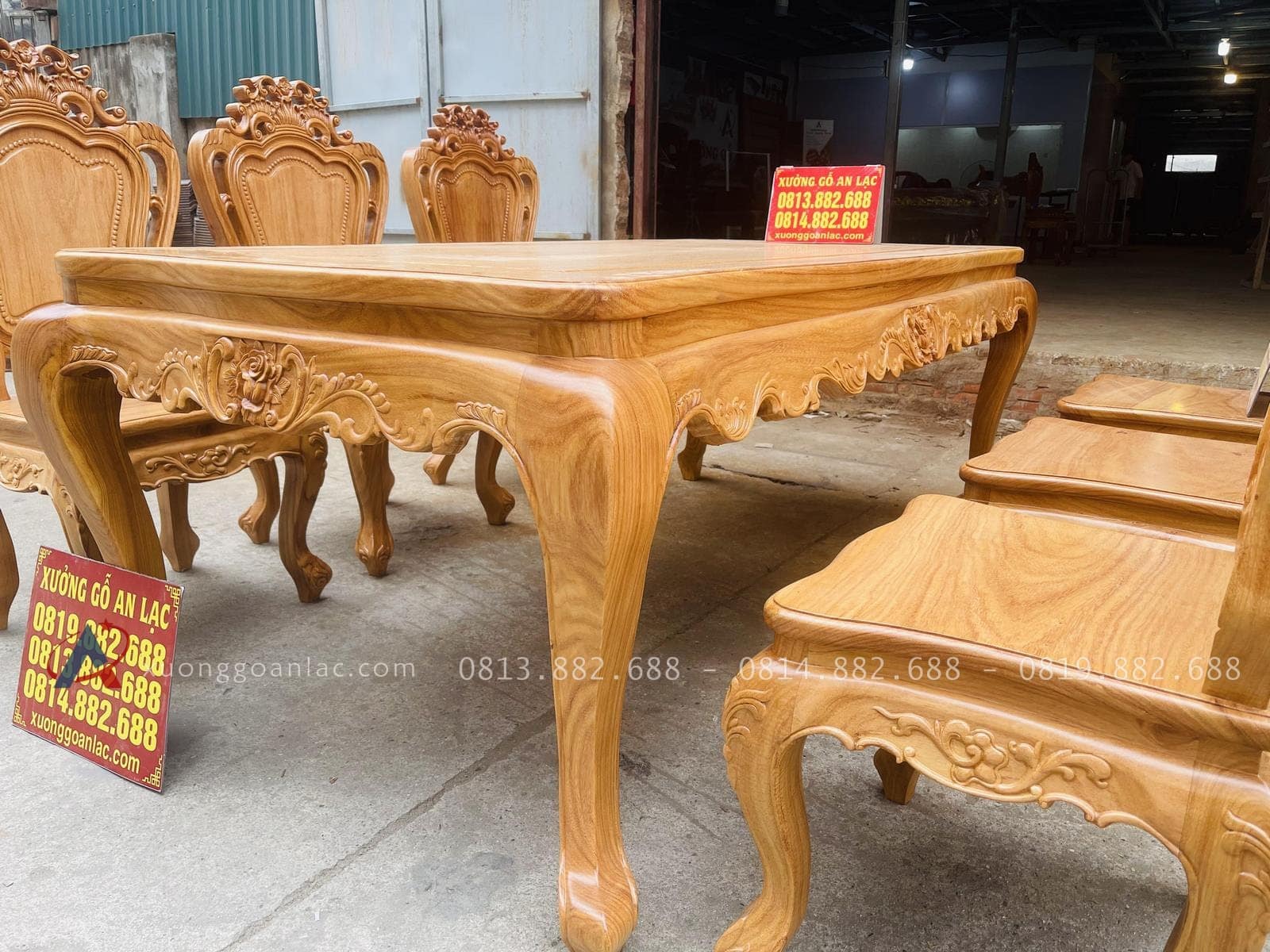 Bộ bàn ăn hoàng gia 6 ghế louis gỗ gõ đỏ (Anh Công, Thanh Hóa) 25 chân bàn cong lượn độc đáo