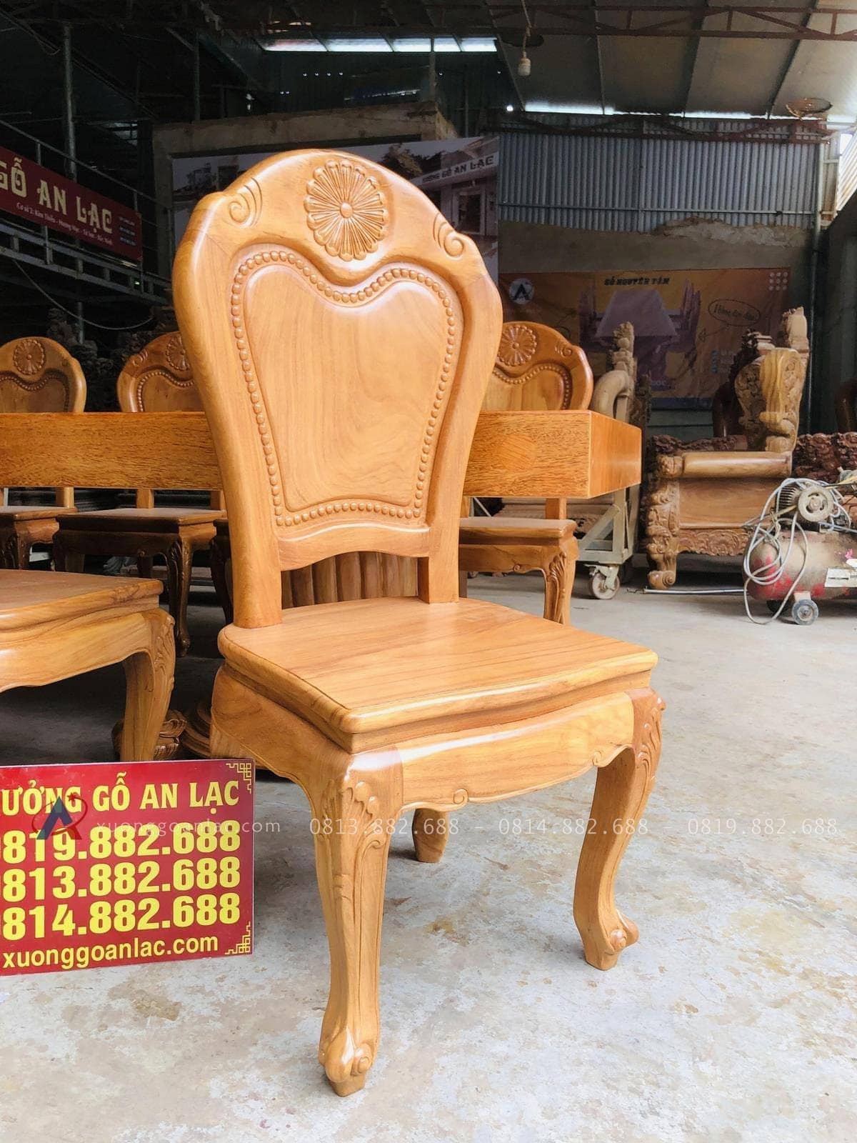 Bộ bàn ăn chân tròn nguyên khối 10 ghế hoa cúc gỗ gõ đỏ hàng vip (Anh Đại, Bắc Giang) 30 ghế ăn lưng cao không tay chạm hoa cúc