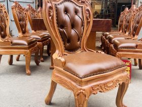 Bộ bàn ăn nguyên khối 10 ghế louis có tay bọc đệm gỗ gõ đỏ (Chị Dáng, Quảng Ninh) 20 mặt ngồi và lưng tựa bọc đệm da nhập khẩu