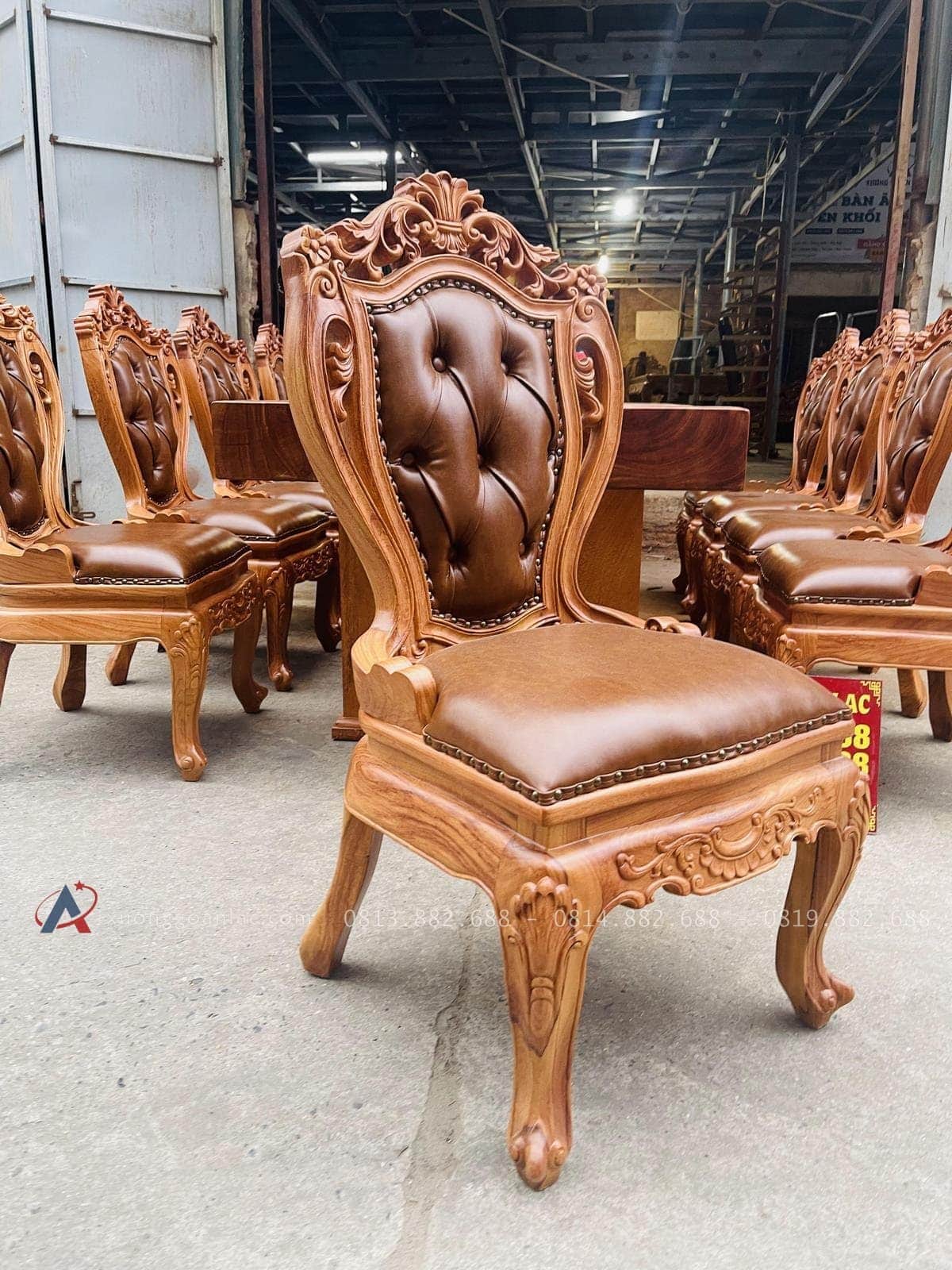 Bộ bàn ăn nguyên khối 10 ghế louis có tay bọc đệm gỗ gõ đỏ (Chị Dáng, Quảng Ninh) 31 mặt ngồi và lưng tựa bọc đệm da nhập khẩu