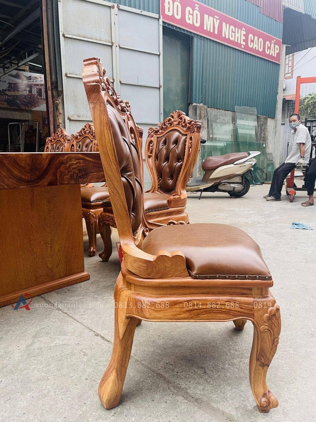 Bộ bàn ăn nguyên khối 10 ghế louis có tay bọc đệm gỗ gõ đỏ (Chị Dáng, Quảng Ninh) 32 góc nghiêng của ghế louis hoàng gia