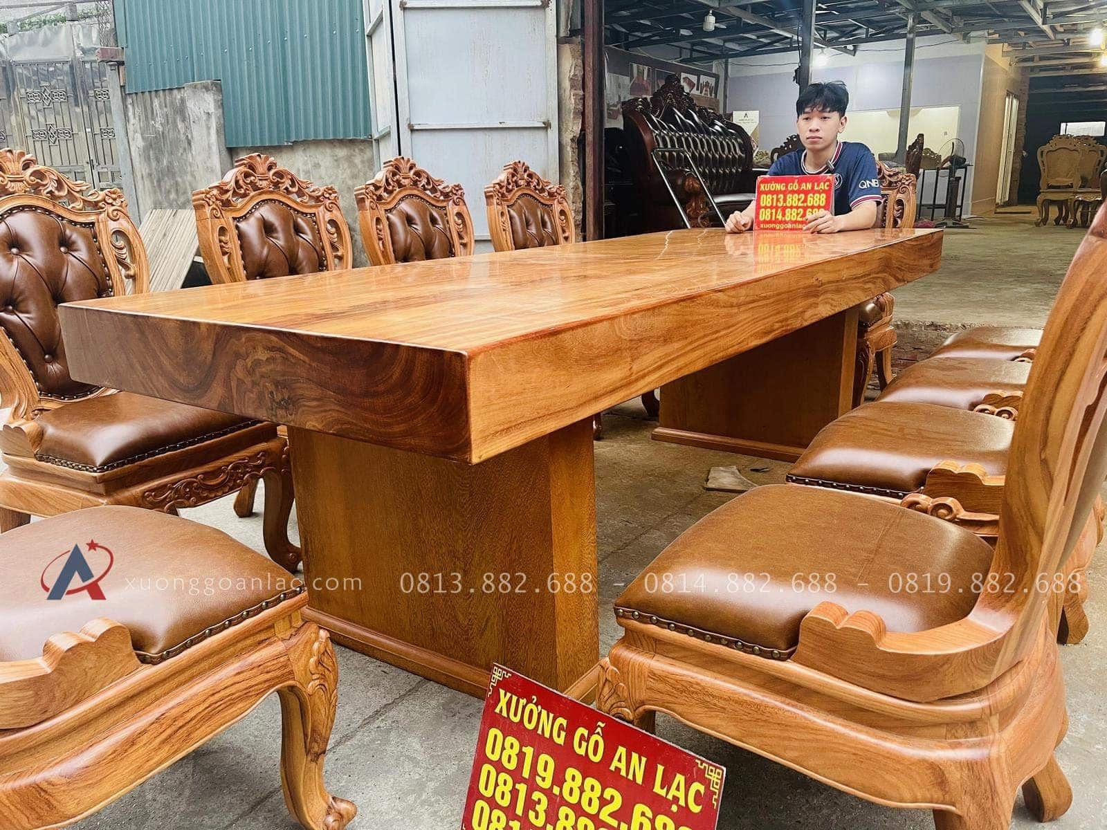 Bộ bàn ăn nguyên khối 10 ghế louis có tay bọc đệm gỗ gõ đỏ (Chị Dáng, Quảng Ninh) 28 mặt bàn và chân bàn ăn nguyên khối