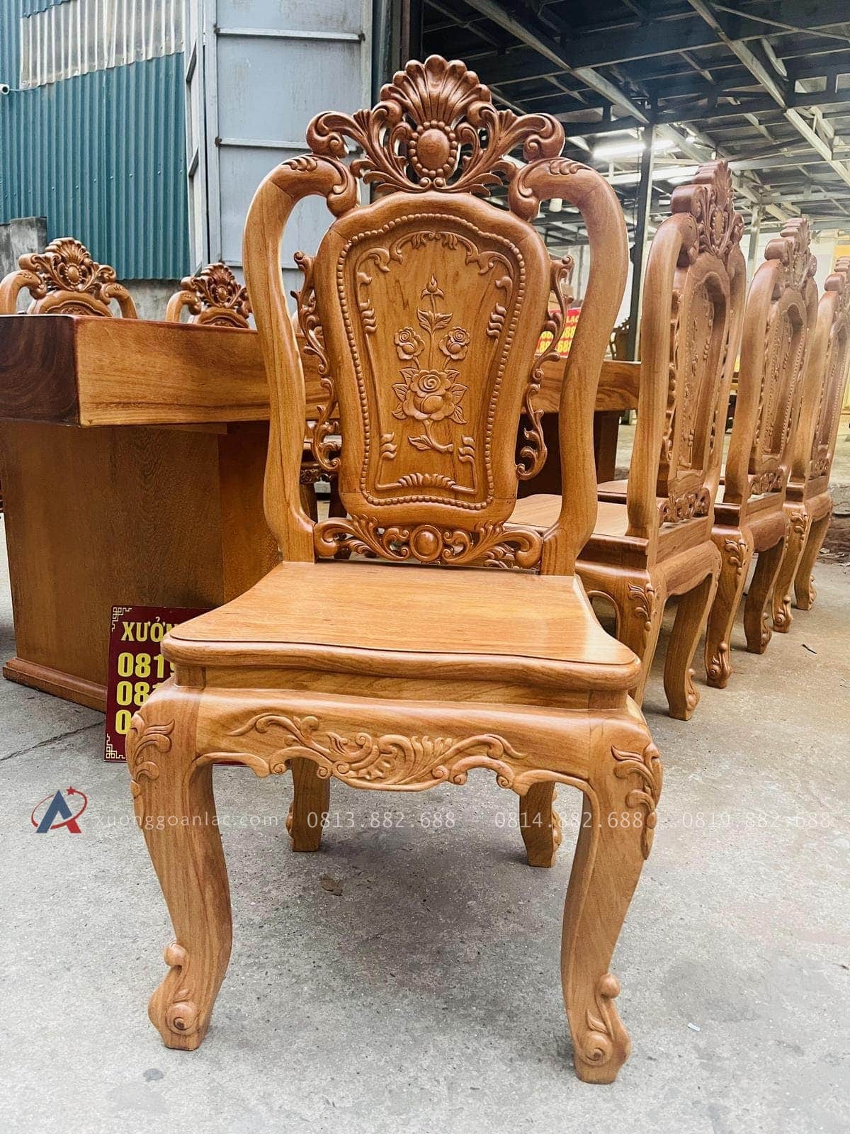 Bộ bàn ăn nguyên khối 8 ghế hồng hạt gỗ gõ đỏ siêu vip (Chú Sâm, Hà Nội) 32 vách ghế thiết kế cầu kỳ, đẹp mắt