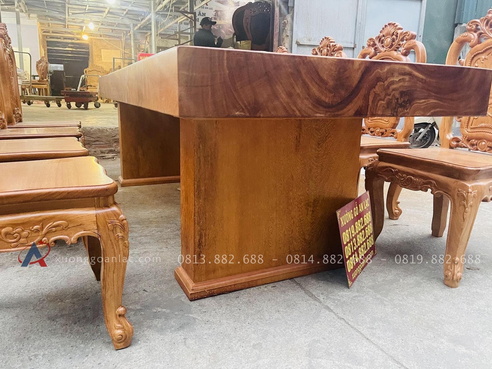 Bộ bàn ăn nguyên khối 8 ghế hồng hạt gỗ gõ đỏ siêu vip (Chú Sâm, Hà Nội) 7 chân bàn nguyên khối dày 15p
