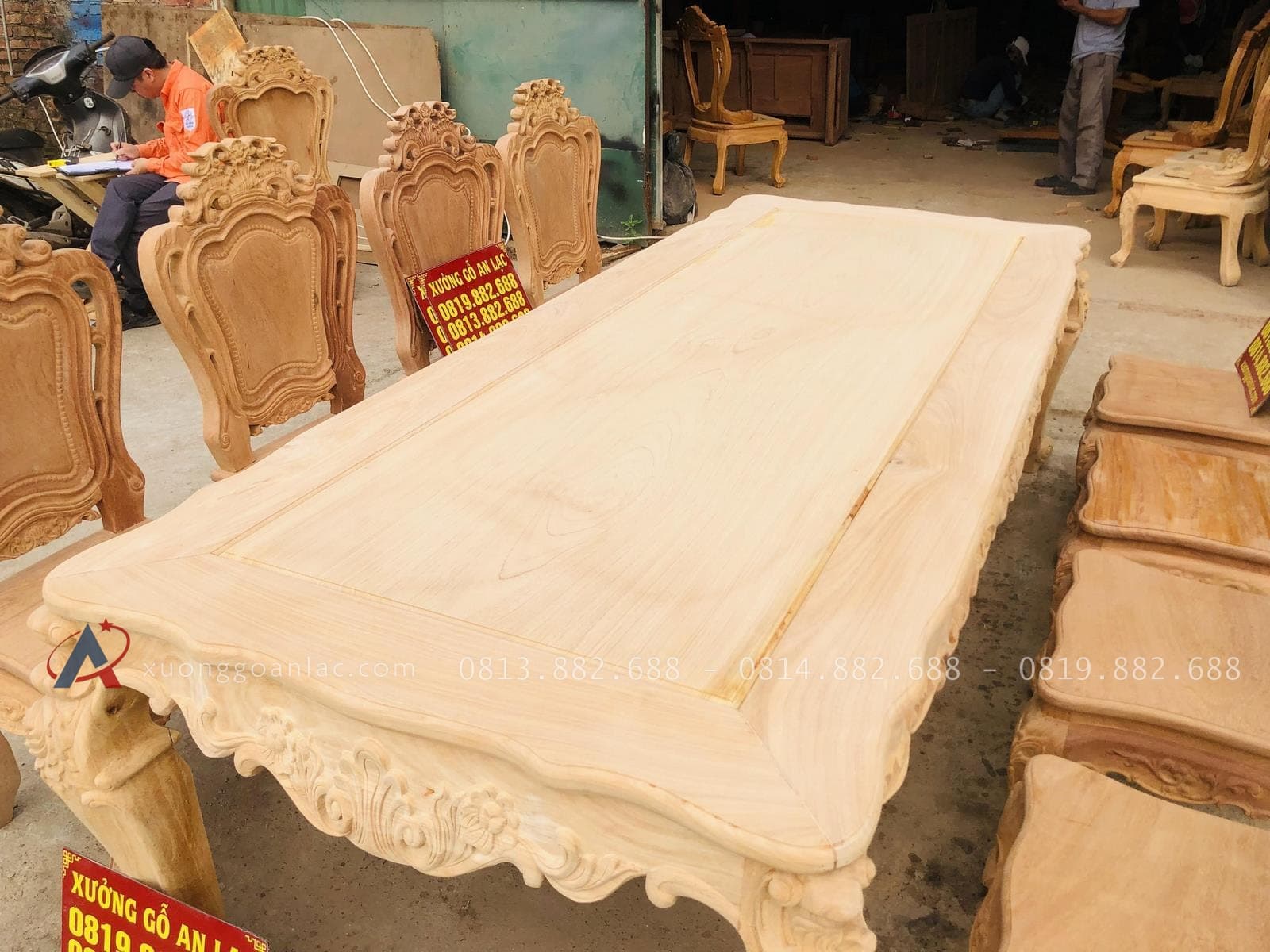 Bộ bàn ăn hoàng gia 8 ghế louis hoa lá tây không tay gỗ gõ đỏ bản mộc (Chú Quốc, Cao Bằng) 21 mặt bàn gỗ gõ đỏ khung tranh