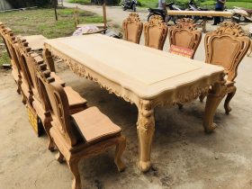 Bộ bàn ăn hoàng gia 8 ghế louis hoa lá tây không tay gỗ gõ đỏ bản mộc (Chú Quốc, Cao Bằng) 13 chân bàn và yếm ghế đục hoa lá tây cách điệu nổi bật