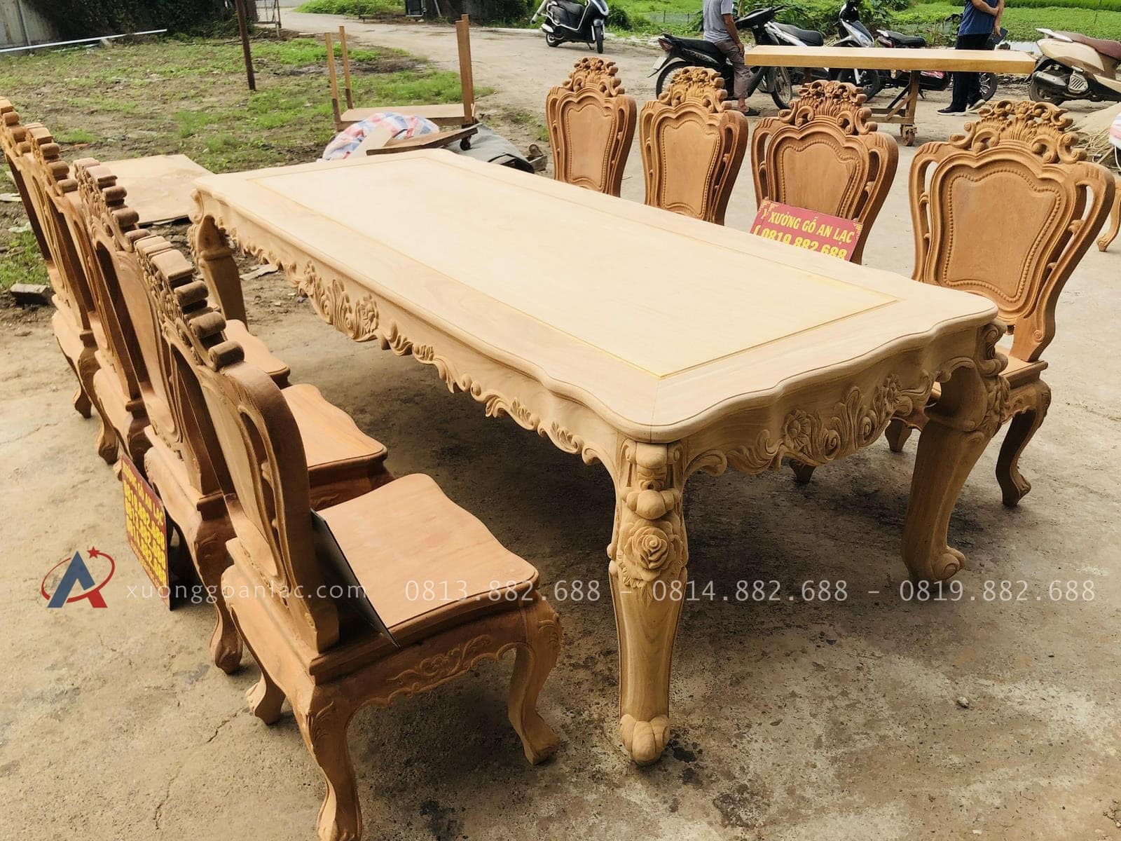 Bộ bàn ăn hoàng gia 8 ghế louis hoa lá tây không tay gỗ gõ đỏ bản mộc (Chú Quốc, Cao Bằng) 22 chân bàn và yếm ghế đục hoa lá tây cách điệu nổi bật