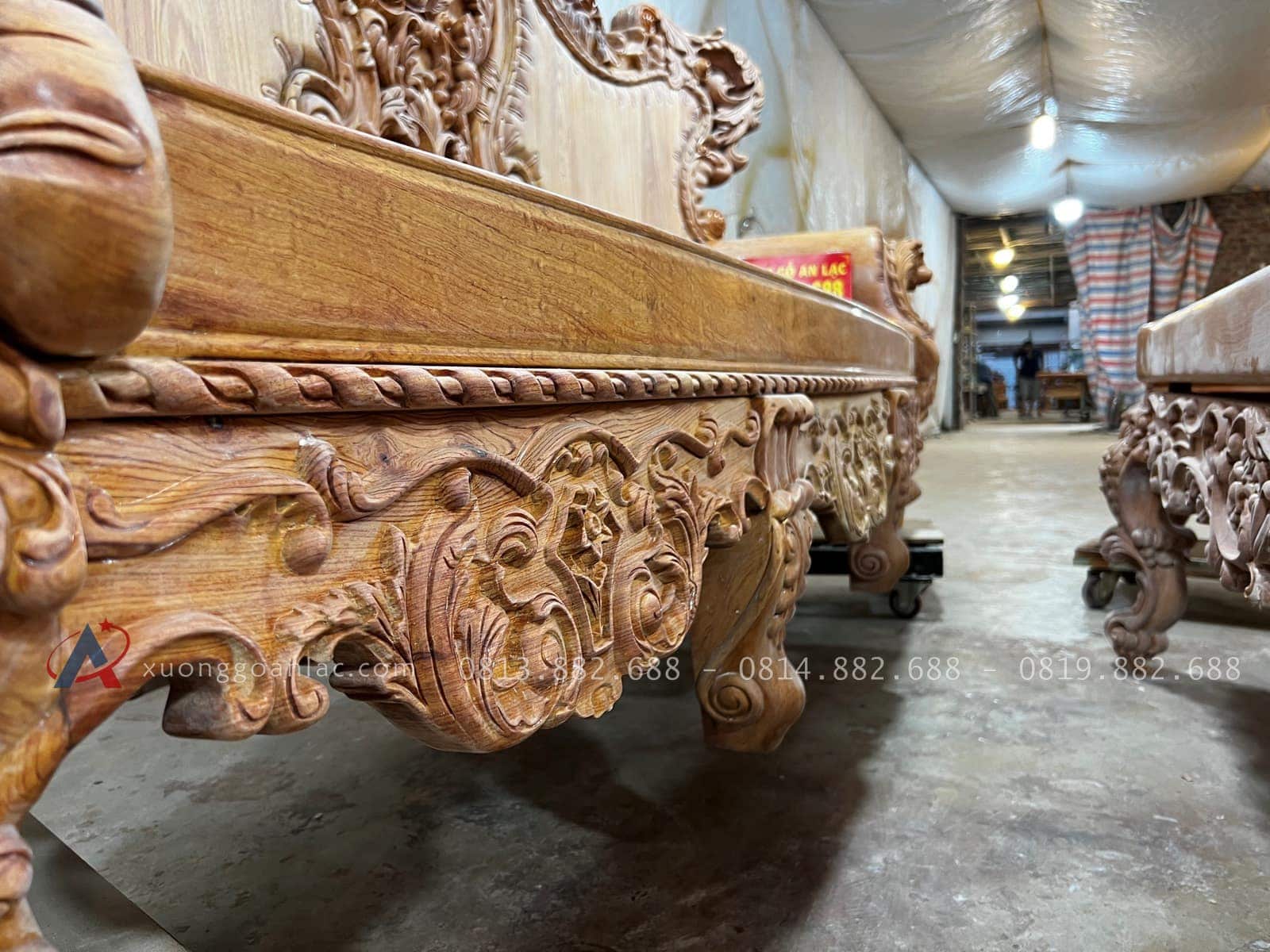 Bản mộc hoàn thiện bộ hoàng gia nguyên khối chân 18 gỗ hương đá của Anh Quang, Mộc Châu 62 yếm đoản đục họa tiết hoa lá tây đồng điệu