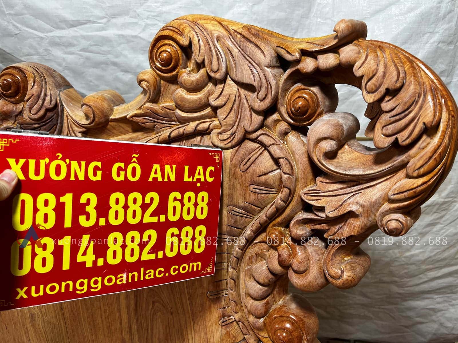 Bản mộc hoàn thiện bộ hoàng gia nguyên khối chân 18 gỗ hương đá của Anh Quang, Mộc Châu 67 cận cảnh phần vai ghế lá tây cuộn xoáy