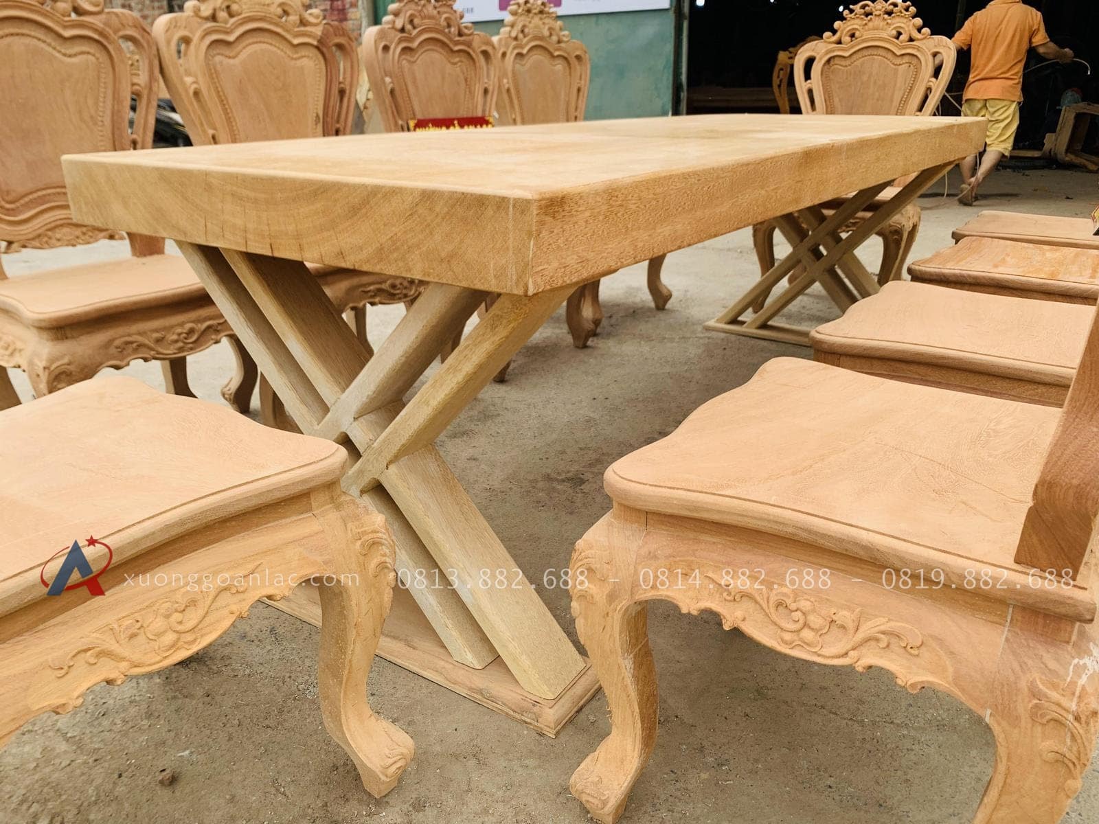 Bản mộc siêu phẩm bàn ăn nguyên khối 10 ghế louis hoa lá tây gỗ gõ đỏ (Anh Thịnh, Thái Bình) 24 mặt bàn nguyên khối dày 10p
