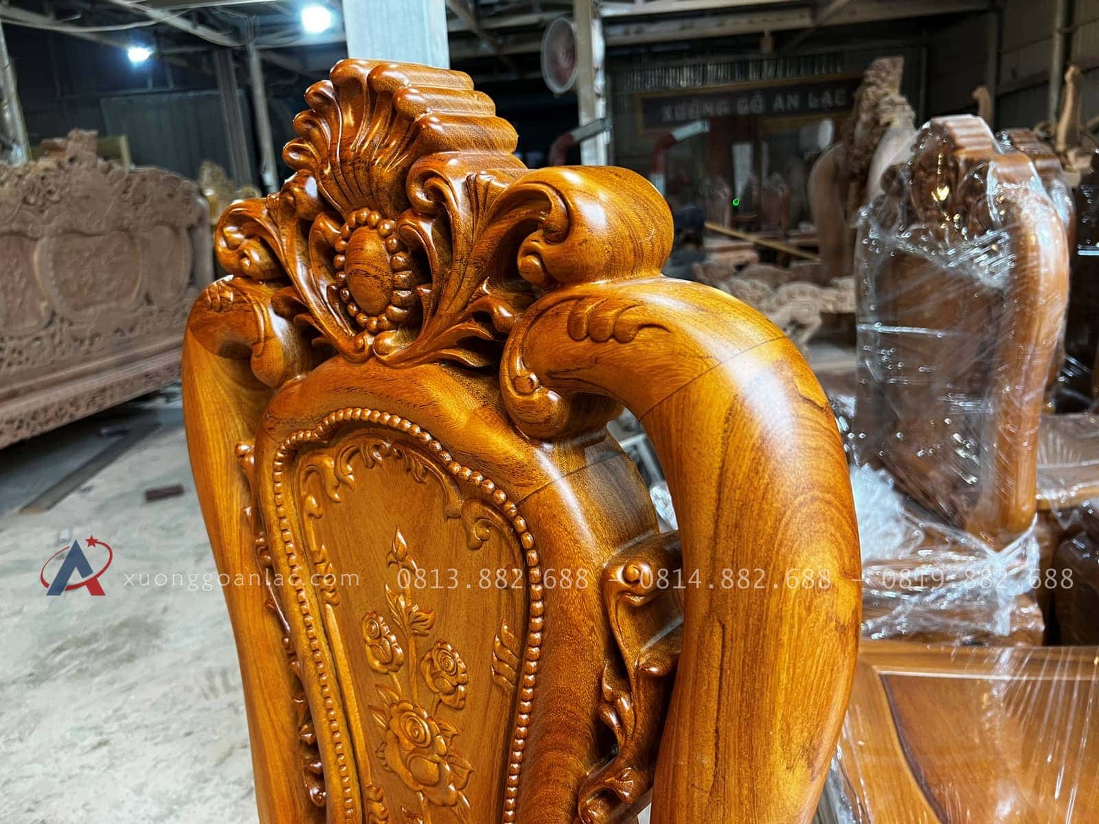 Mẫu ghế ăn hồng hạt chân 10 chương 7 rộng 55cm sâu 50cm 24 cận cảnh họa tiết trên chương ghế louis