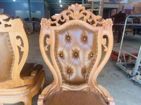 Mẫu ghế louis hoa lá tây có tay gỗ gõ đỏ bọc đệm cao cấp 8 thiết kế lưng tựa cao có tay