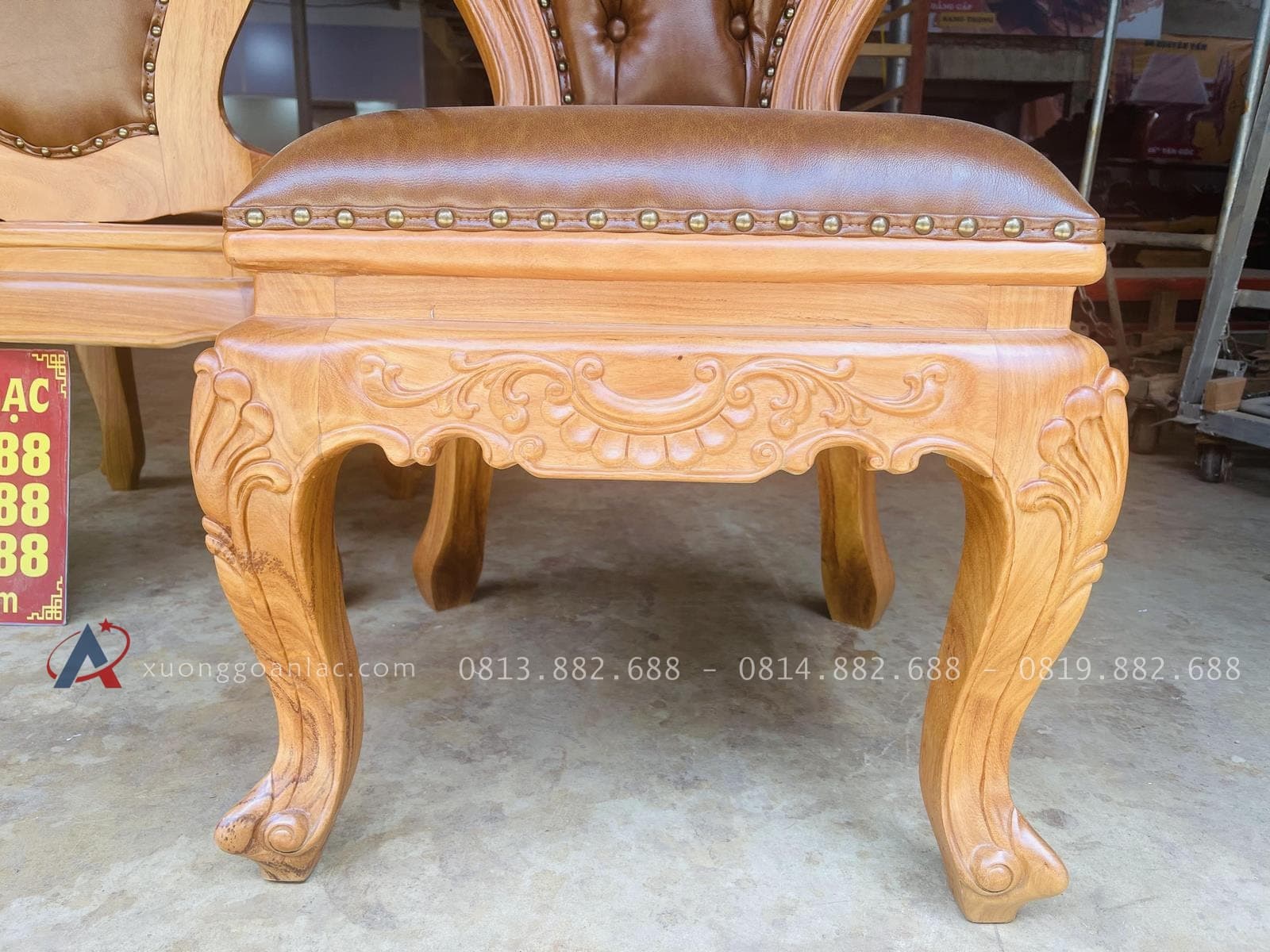 Mẫu ghế louis hoa lá tây có tay gỗ gõ đỏ bọc đệm cao cấp 18 Mặt ngồi bọc đệm da cao cấp