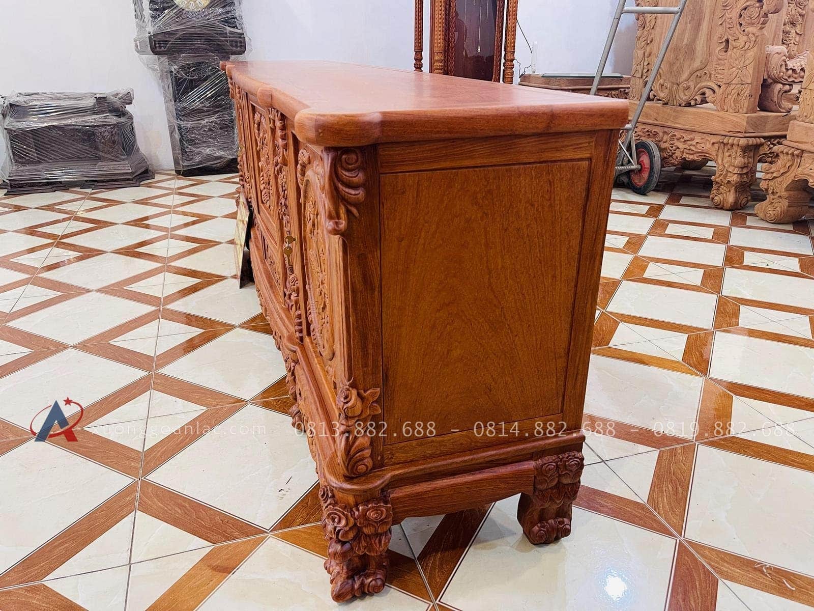 Mẫu kệ tivi hoàng gia hoa hồng gỗ hương đá cao cấp (Chú Hiển, Quảng Ninh) 21 mặt ván hồi liền tấm gỗ lành tít