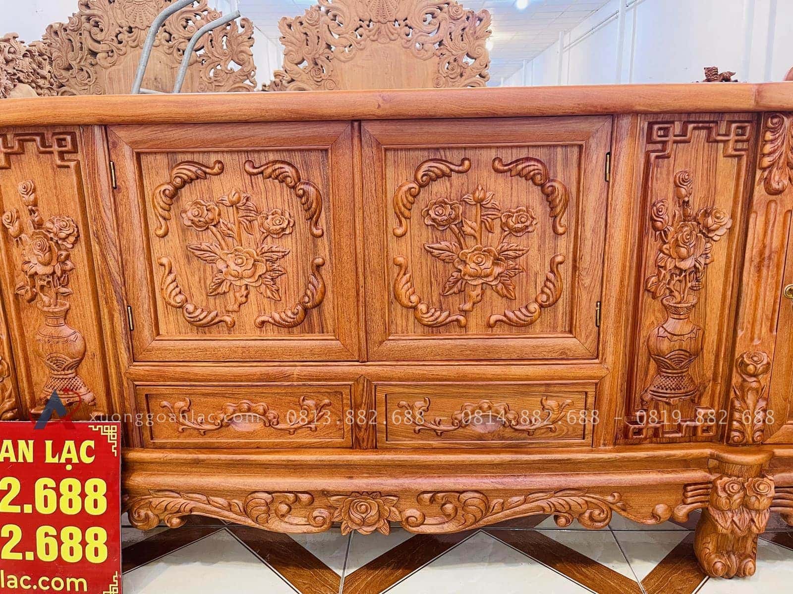 Mẫu kệ tivi hoàng gia hoa hồng gỗ hương đá cao cấp (Chú Hiển, Quảng Ninh) 23 mặt cánh tủ đục cành hoa hồng nở rộ