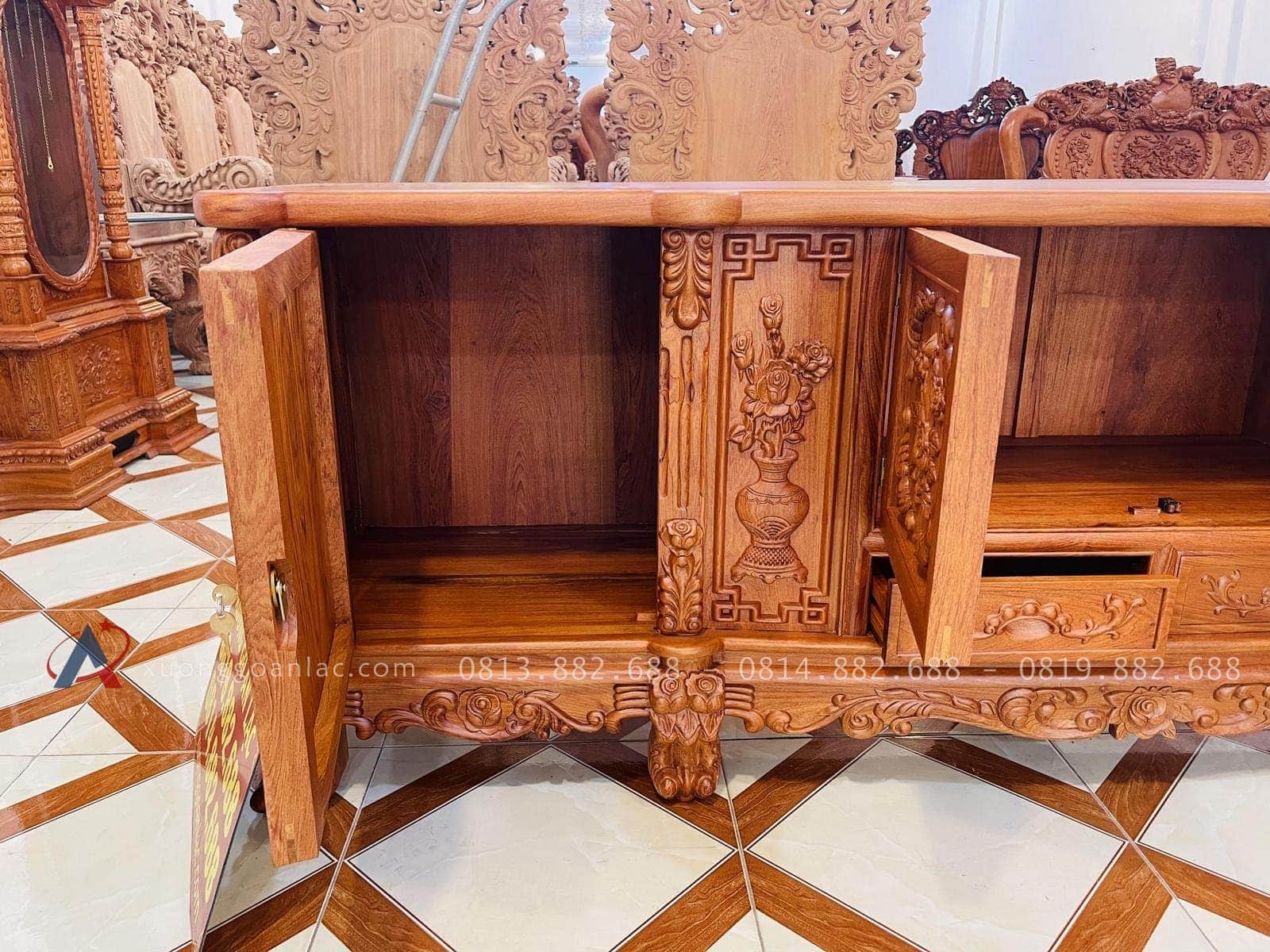 Mẫu kệ tivi hoàng gia hoa hồng gỗ hương đá cao cấp (Chú Hiển, Quảng Ninh) 24 cánh tủ khung 4 ván 2