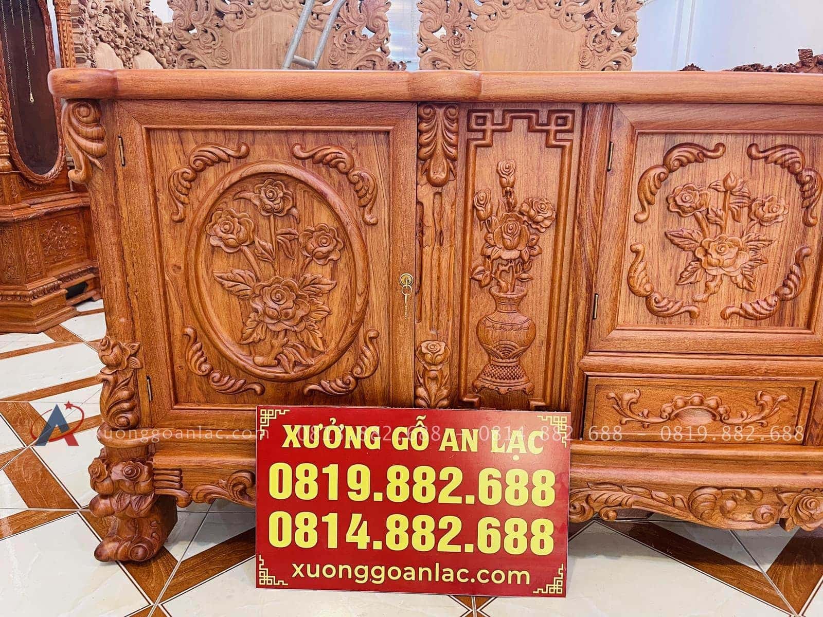 Mẫu kệ tivi hoàng gia hoa hồng gỗ hương đá cao cấp (Chú Hiển, Quảng Ninh) 26 khung chống chạm bình hoa hồng đục tay sống động