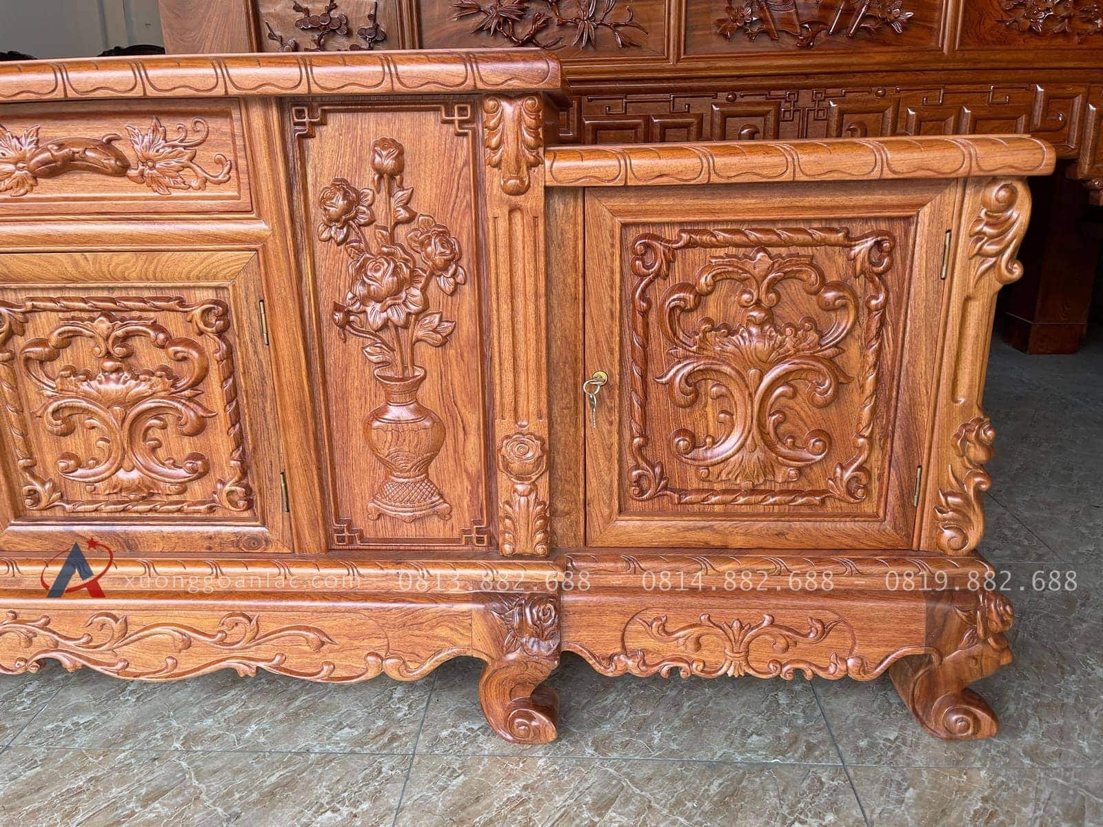 Kệ tivi mõ lồi gỗ hương đá cao cấp (Anh Kiên, Thái Nguyên) 34 tủ 1 cánh ở hai đầu kệ