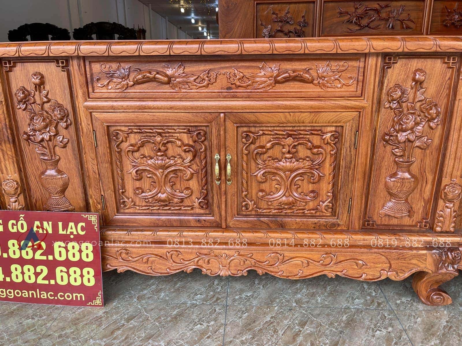 Kệ tivi mõ lồi gỗ hương đá cao cấp (Anh Kiên, Thái Nguyên) 32 mặt cánh tủ đục họa tiết hoa lan tây
