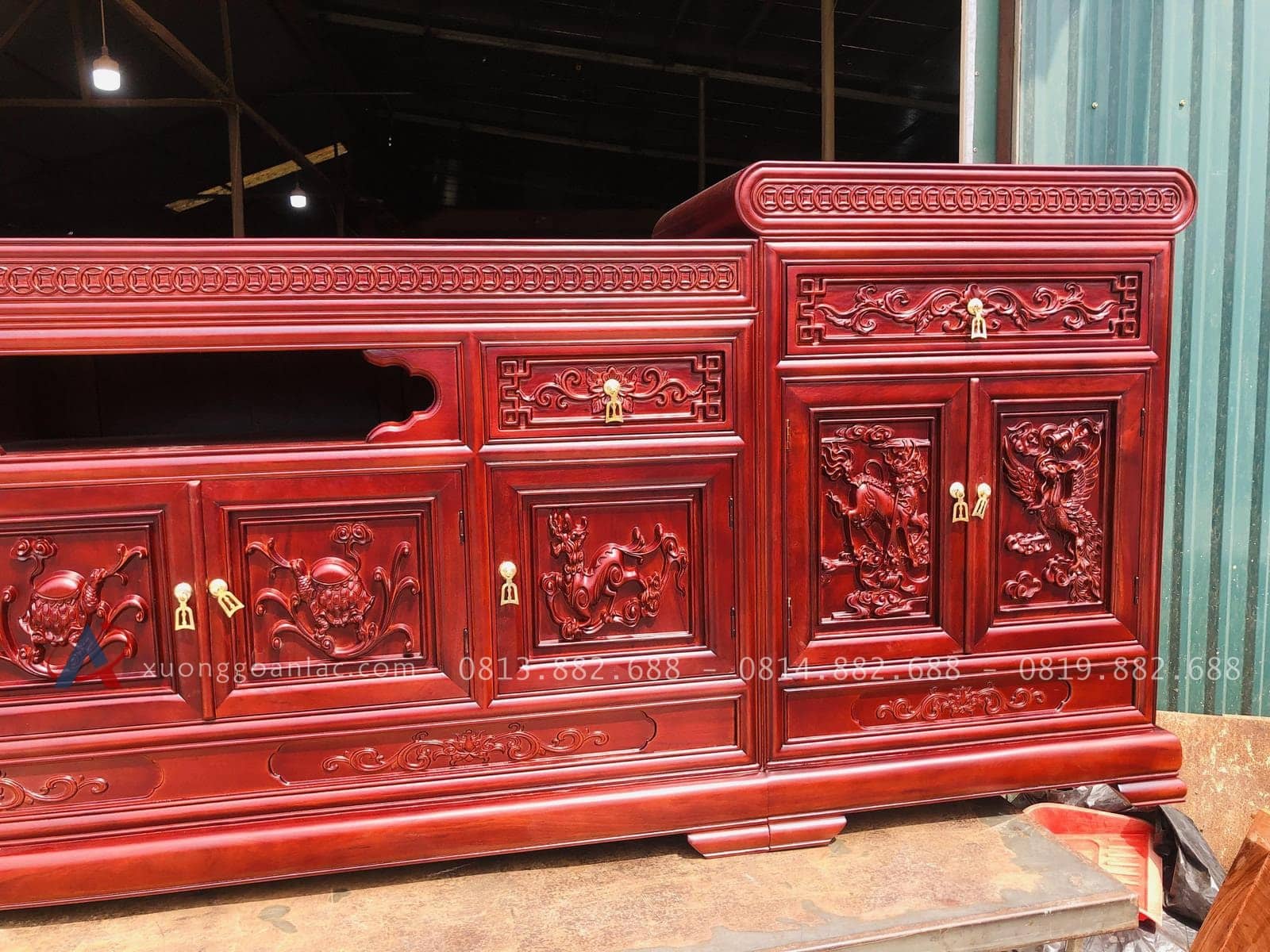 Mẫu kệ tivi lõm gỗ gõ đỏ 2m6 (Anh Thoại, Cao Bằng) 18 2 Khối tủ 2 bên thiết kế cao hơn phần trung tâm