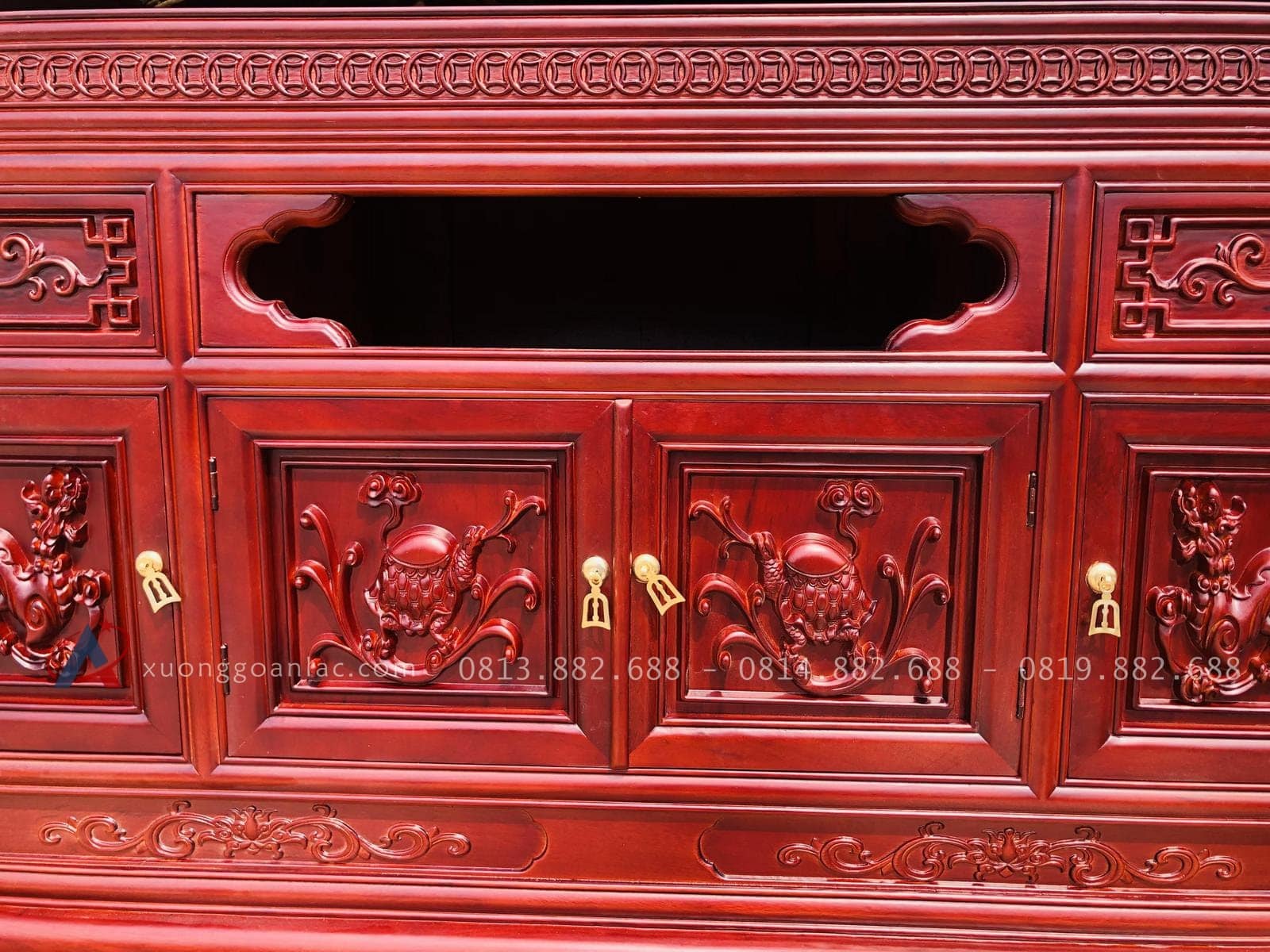 Mẫu kệ tivi lõm gỗ gõ đỏ 2m6 (Anh Thoại, Cao Bằng) 19 Trung tâm kệ thiết kế khoang mở mà tủ 2 cánh chạm rùa