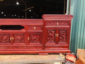 Mẫu kệ tivi lõm gỗ gõ đỏ 2m6 (Anh Thoại, Cao Bằng) 13 kệ tivi gỗ gõ chạm tứ linh phong thủy