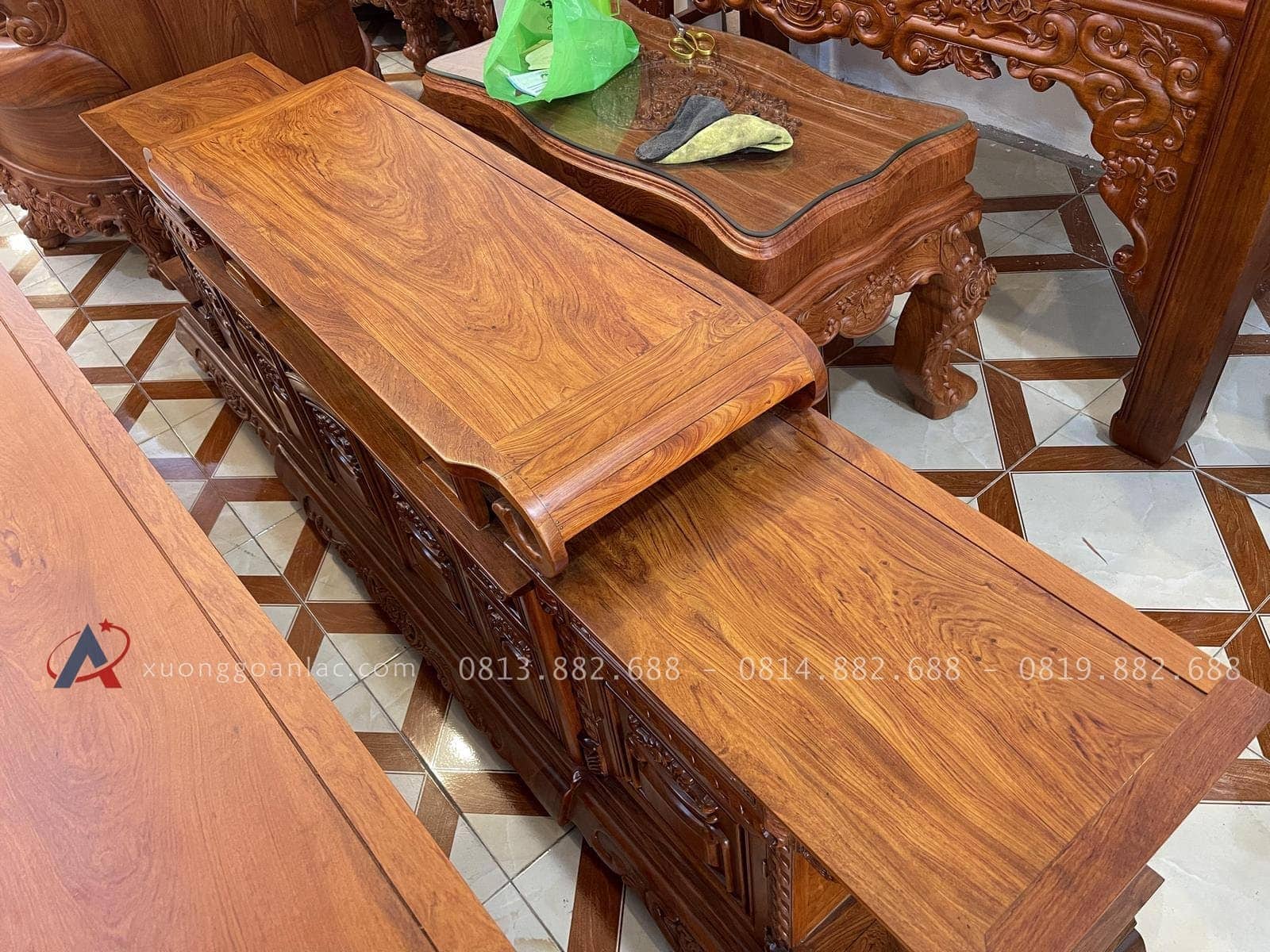 Kệ tivi sừng trâu gỗ hương đá sang trọng (Anh Tiến, Nghệ An) 20 kệ dài 2m37 rộng rãi