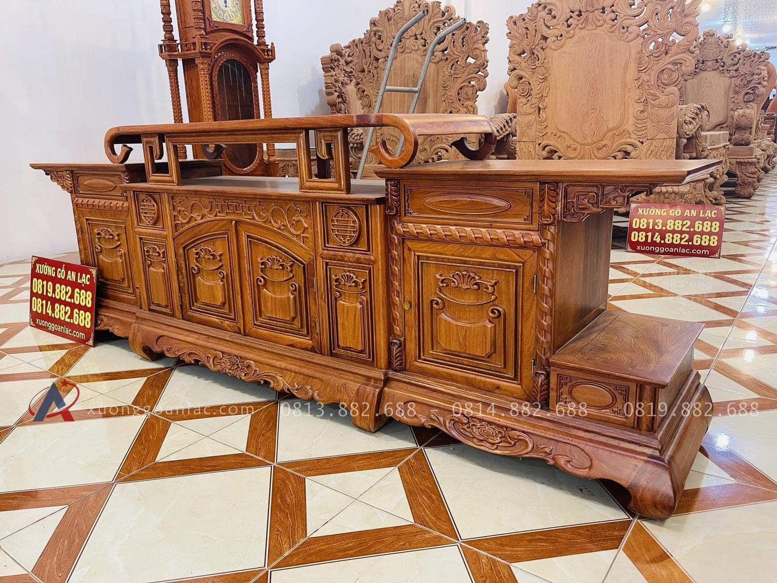 Kệ tivi sừng trâu gỗ hương đá sang trọng (Anh Tiến, Nghệ An) 23 Mặt tiền của kệ đục họa tiết tinh xảo