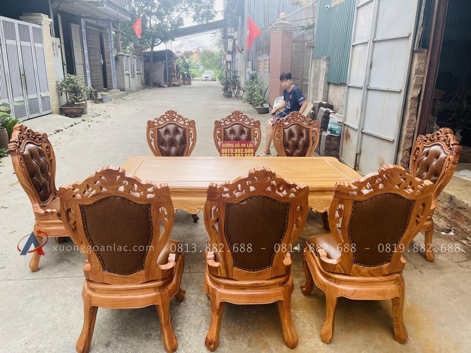 Bộ bàn ăn hoàng gia 8 ghế louis có tay bọc đệm gỗ gõ đỏ (Chị Linh, Phú Thọ) 24 bộ bàn ăn 8 ghế hàng cao cấp làm kỹ