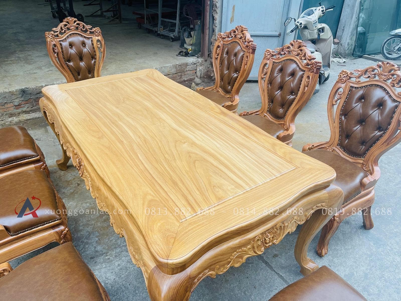 Bộ bàn ăn hoàng gia 8 ghế louis có tay bọc đệm gỗ gõ đỏ (Chị Linh, Phú Thọ) 25 mẫu bàn ăn hoàng gia mặt khung tranh ván liền