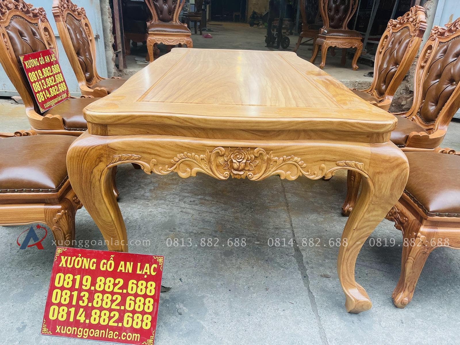 Bộ bàn ăn hoàng gia 8 ghế louis có tay bọc đệm gỗ gõ đỏ (Chị Linh, Phú Thọ) 26 chân bàn cách điệu đục lá tây