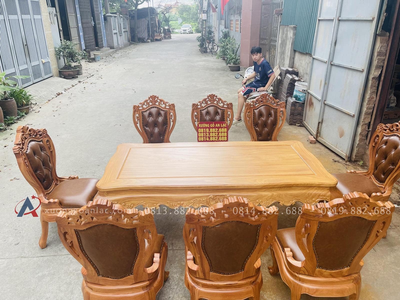 Bộ bàn ăn hoàng gia 8 ghế louis có tay bọc đệm gỗ gõ đỏ (Chị Linh, Phú Thọ) 27 bộ bàn ăn 8 ghế bọc đệm sang trọng