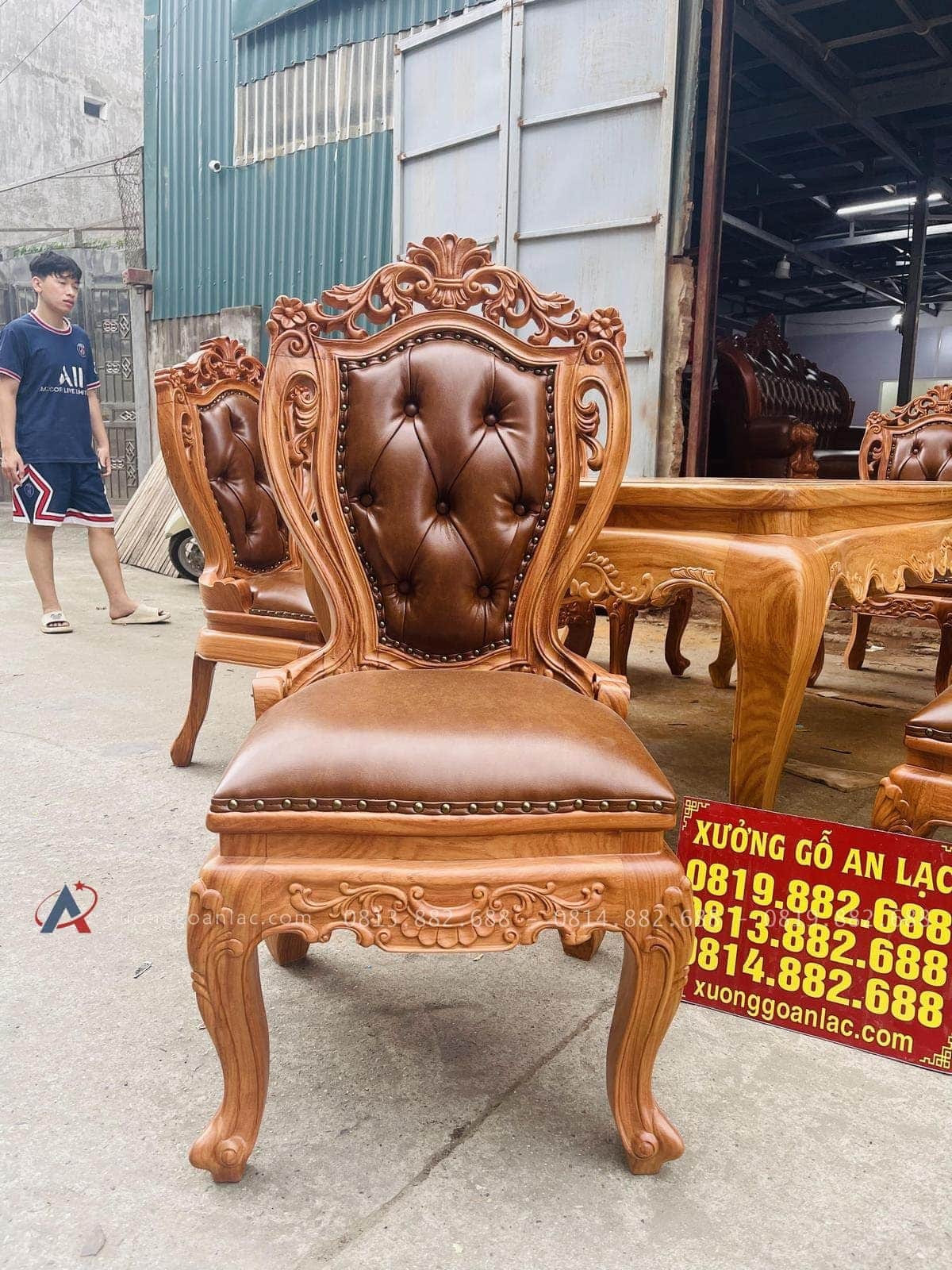 Bộ bàn ăn hoàng gia 8 ghế louis có tay bọc đệm gỗ gõ đỏ (Chị Linh, Phú Thọ) 28 ghế louis hoa lá tây bọc đệm