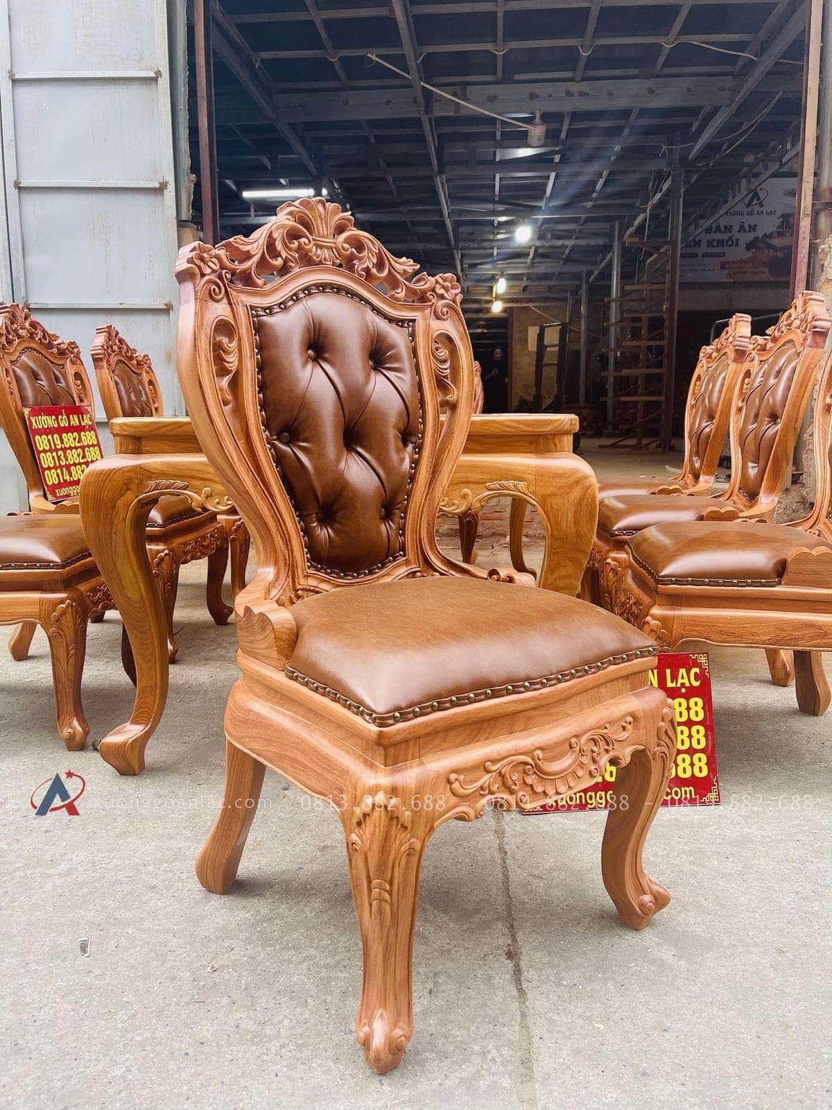Bộ bàn ăn hoàng gia 8 ghế louis có tay bọc đệm gỗ gõ đỏ (Chị Linh, Phú Thọ) 29 ghế louis thiết kế cầu kỳ, bắt mắt