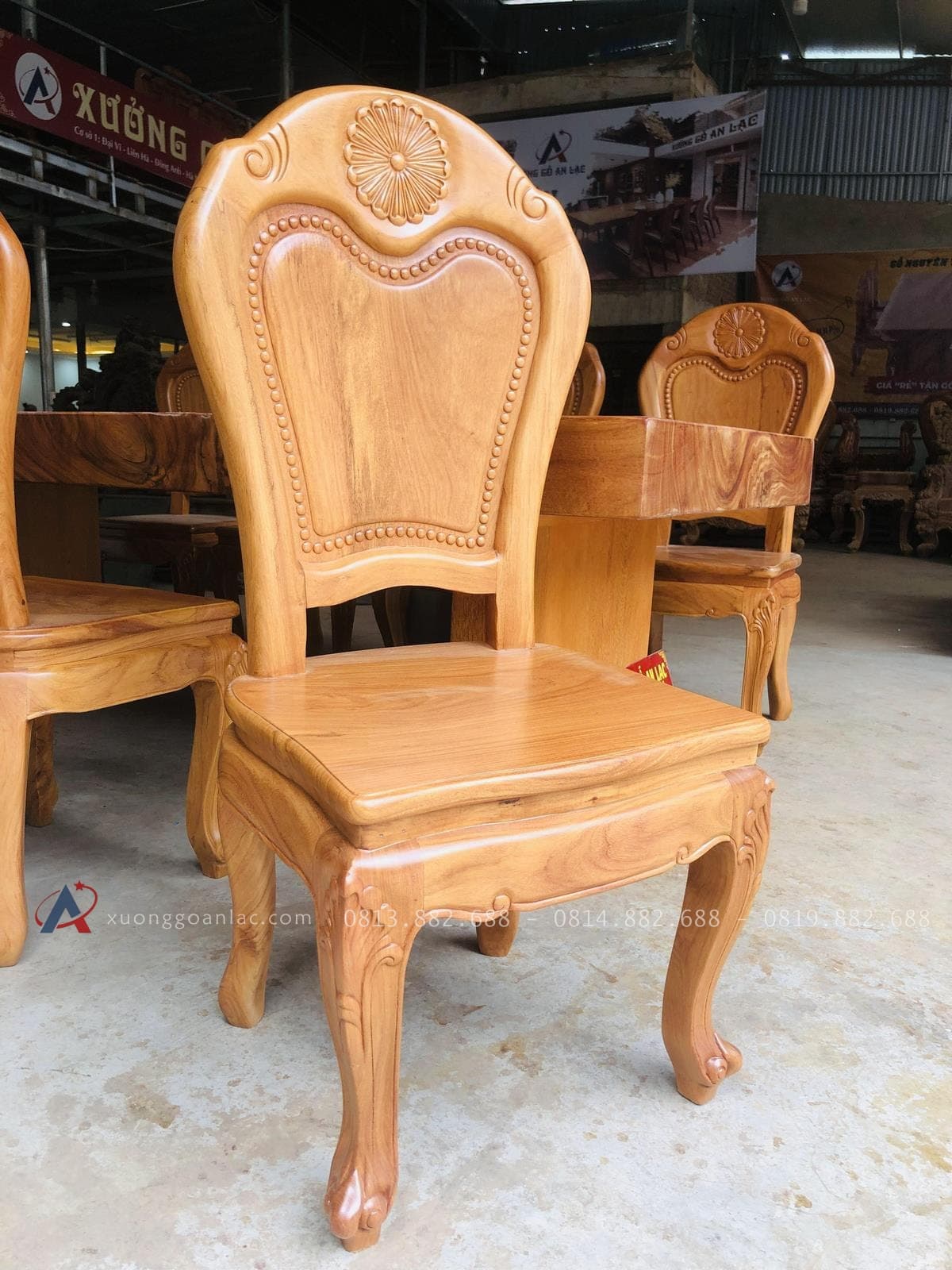 Bộ bàn ăn chân vuông nguyên khối 10 ghế hoa cúc gỗ gõ đỏ cao cấp (Anh Khánh, Thái Nguyên) 31 ghế ăn lưng cao chương đục hoa cúc