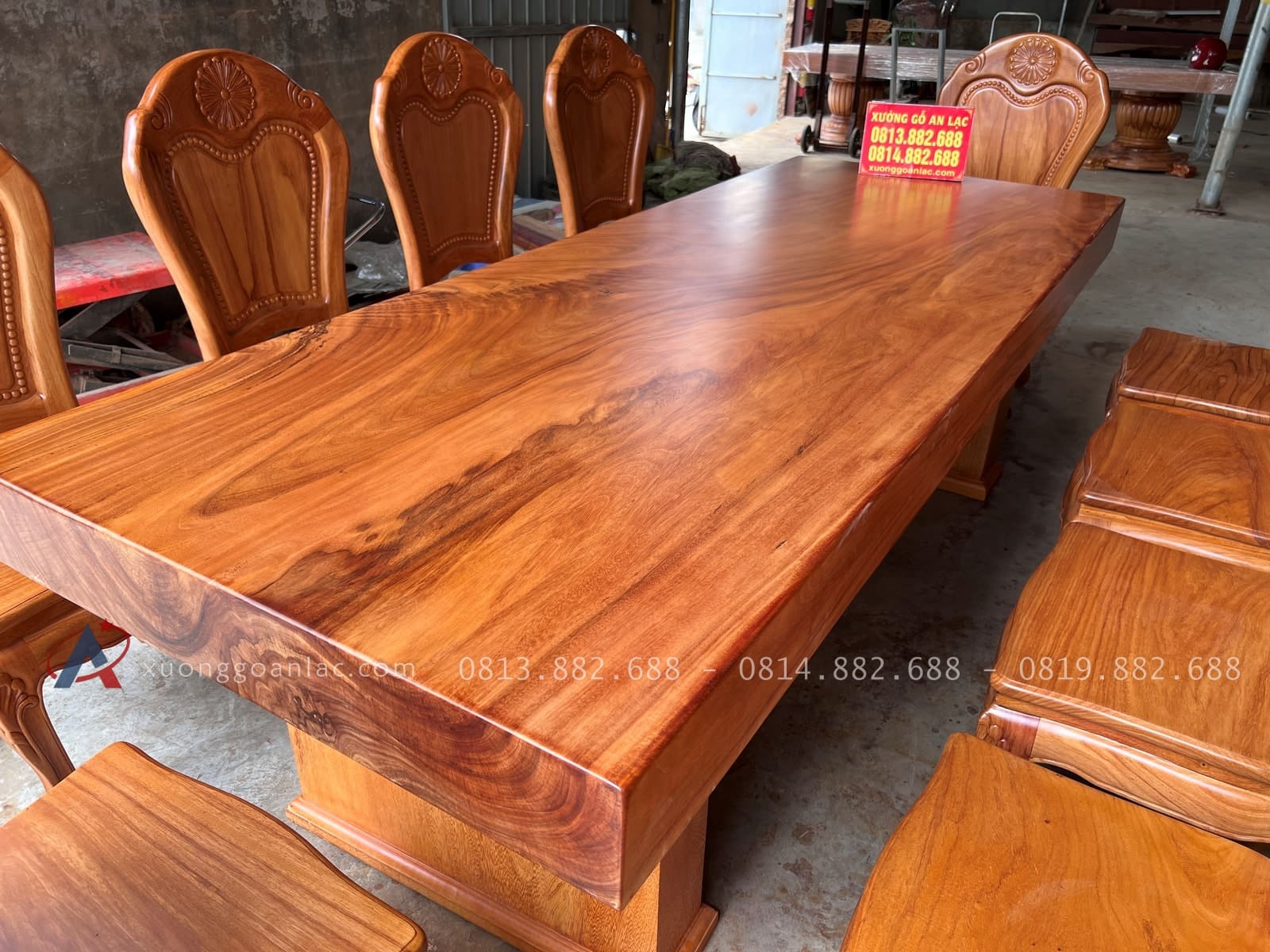 Bộ bàn ăn chân vuông nguyên khối 10 ghế hoa cúc gỗ gõ đỏ cao cấp (Anh Khánh, Thái Nguyên) 27 cận cảnh mặt bàn nguyên khối gỗ gõ siêu vân