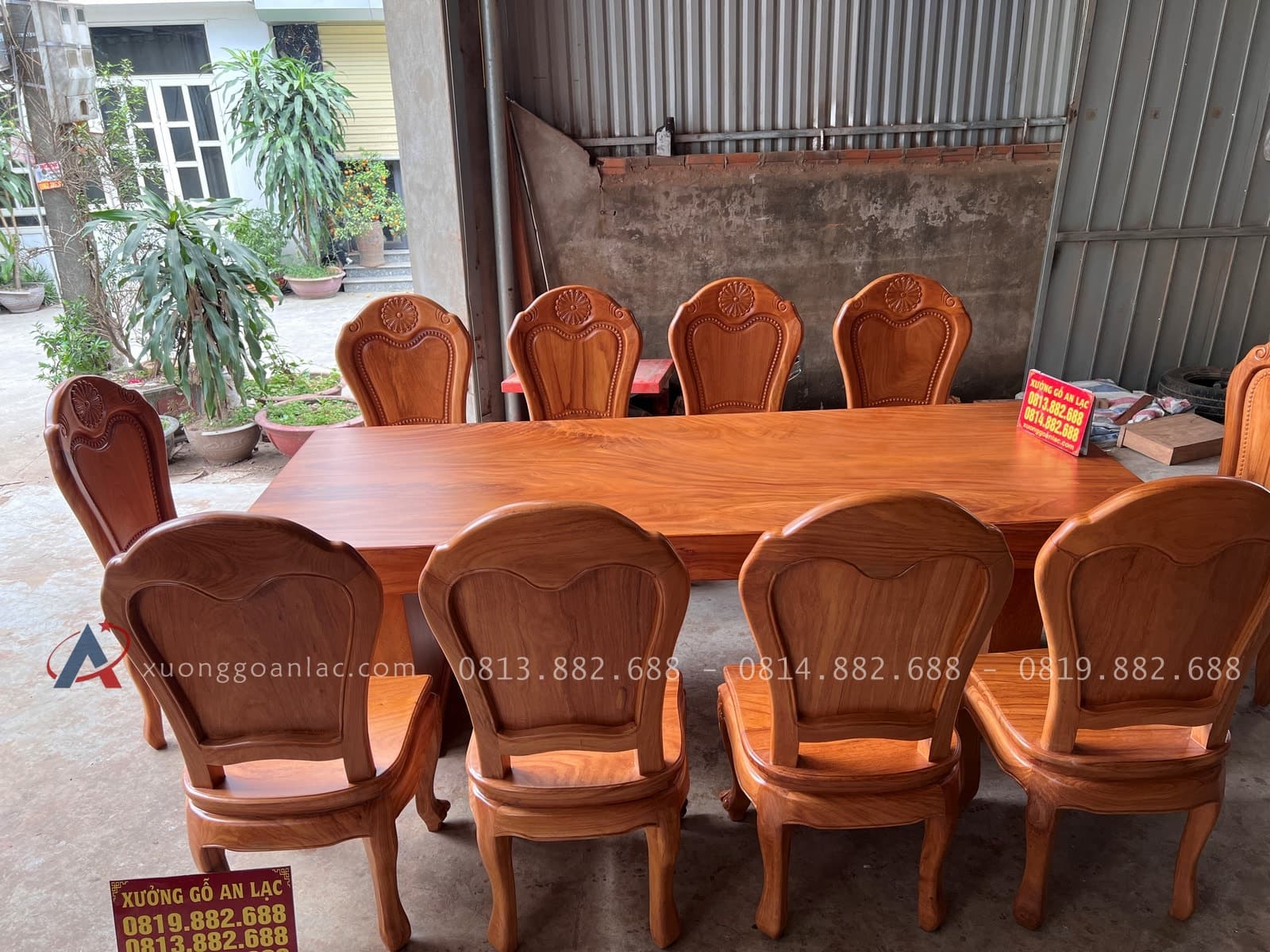 Bộ bàn ăn chân vuông nguyên khối 10 ghế hoa cúc gỗ gõ đỏ cao cấp (Anh Khánh, Thái Nguyên) 29 bộ bàn ăn 10 ghế sang trọng rộng rãi