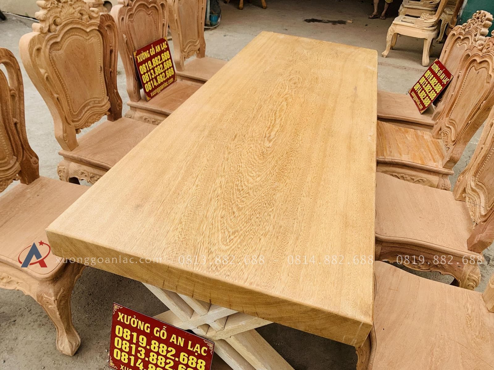 Bộ bàn ăn nguyên khối 8 ghế louis hoa lá tây gỗ gõ đỏ hoàn thiện mộc (Anh Tuấn, Hà Đông) 22 mặt bàn gỗ gõ đỏ nguyên khối