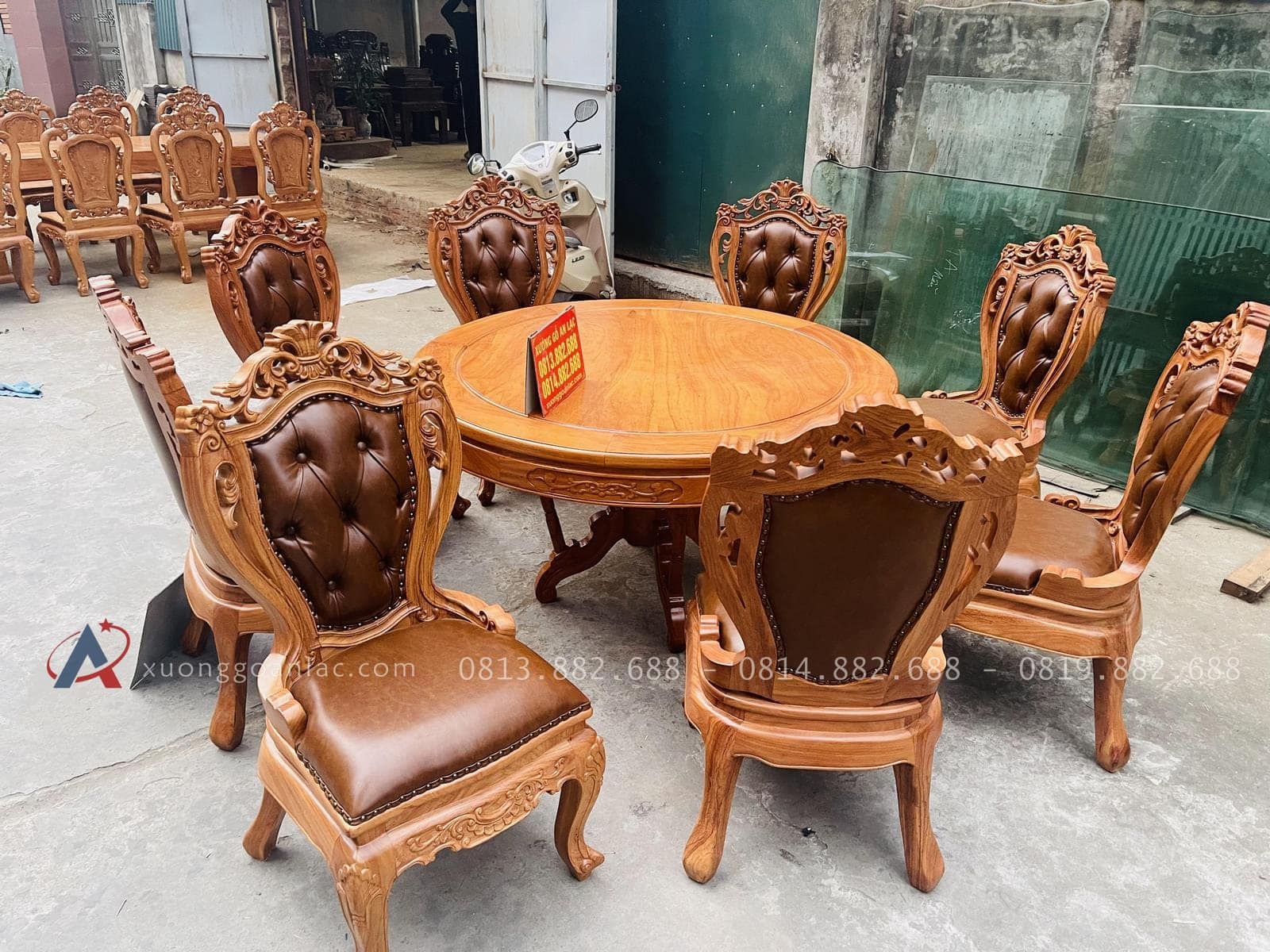 Bộ bàn ăn tròn 8 ghế louis có tay bọc đệm gỗ gõ đỏ cao cấp (Anh Đăng, Nghệ An) 18 bàn ăn tròn 8 ghế louis có tay bọc đệm gỗ gõ