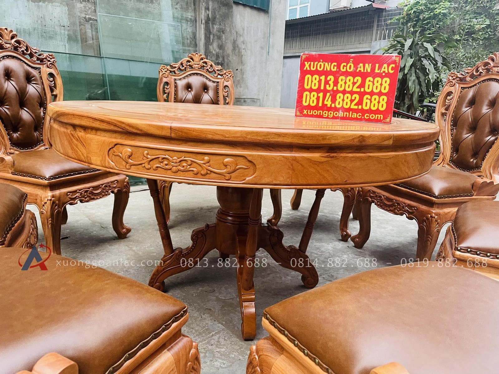 Bộ bàn ăn tròn 8 ghế louis có tay bọc đệm gỗ gõ đỏ cao cấp (Anh Đăng, Nghệ An) 22 yếm ghế đục hoa lá tây