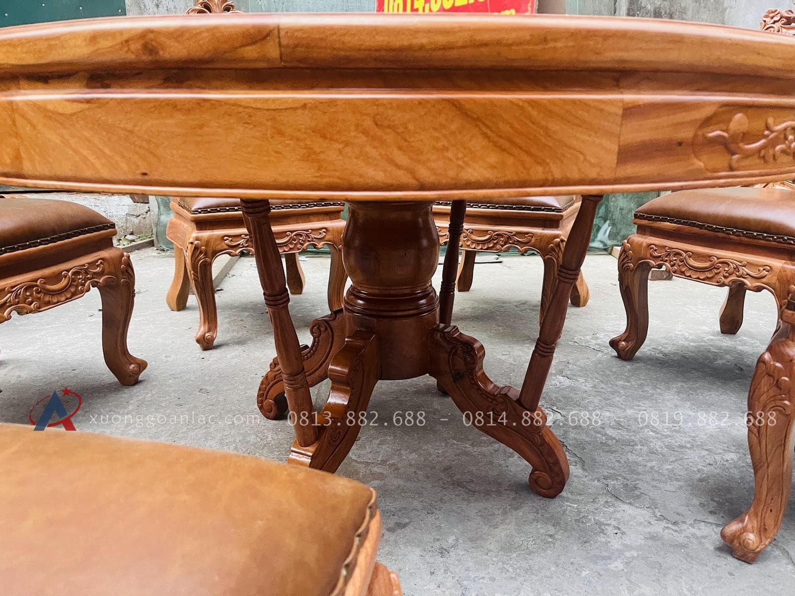 Bộ bàn ăn tròn 8 ghế louis có tay bọc đệm gỗ gõ đỏ cao cấp (Anh Đăng, Nghệ An) 23 Chân bàn dạng trụ tròn thiết kế lạ mắt