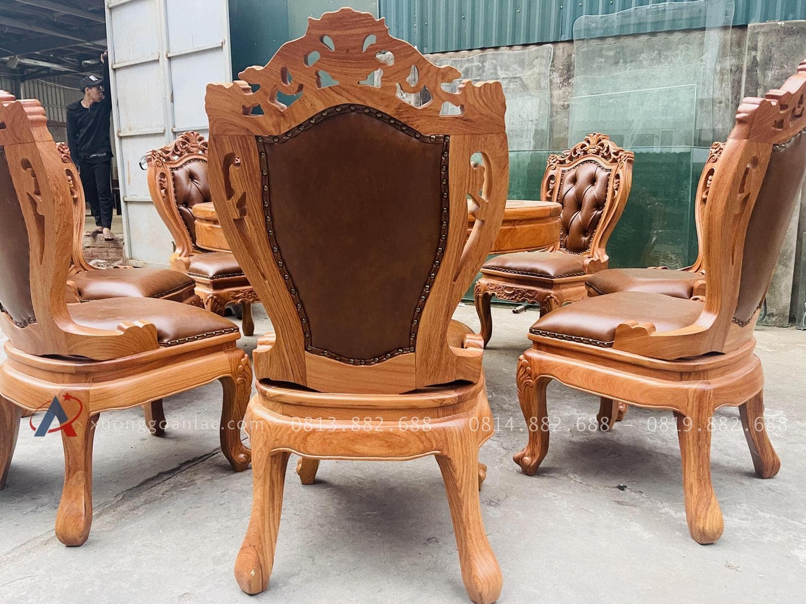 Bộ bàn ăn tròn 8 ghế louis có tay bọc đệm gỗ gõ đỏ cao cấp (Anh Đăng, Nghệ An) 26 mặt lưng của ghế louis hoàng gia