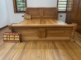 Giường gỗ gõ chữ X dát nan 16 đuôi giường cũng được thiết kế họa tiết đồng điệu với đầu giường