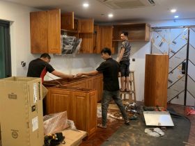 Bàn giao mẫu tủ bếp hiện đại gỗ gõ đỏ (Chị Chi, Phú Thọ) 9 tiến hàng lắp đặt tủ bếp