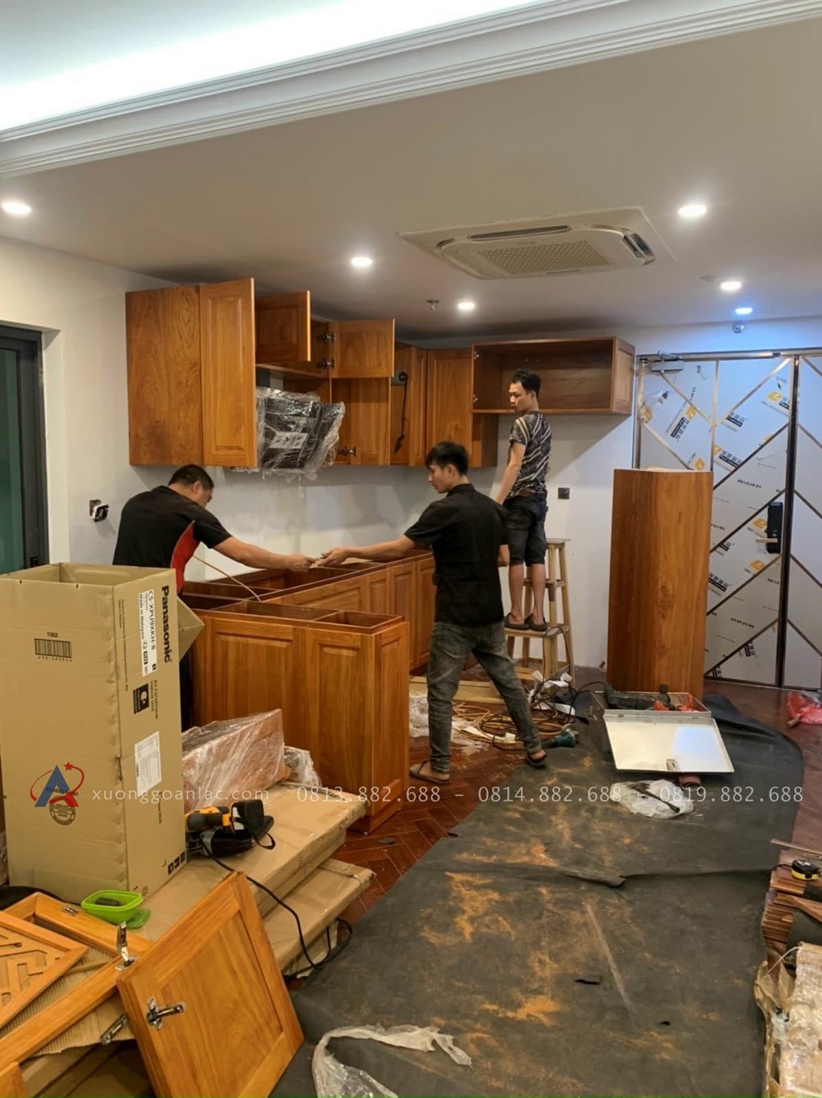 Bàn giao mẫu tủ bếp hiện đại gỗ gõ đỏ (Chị Chi, Phú Thọ) 15 tiến hàng lắp đặt tủ bếp