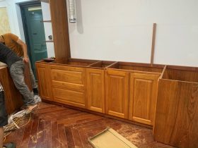 Bàn giao mẫu tủ bếp hiện đại gỗ gõ đỏ (Chị Chi, Phú Thọ) 10 mẫu tủ bếp hiện đại bề mặt trơn