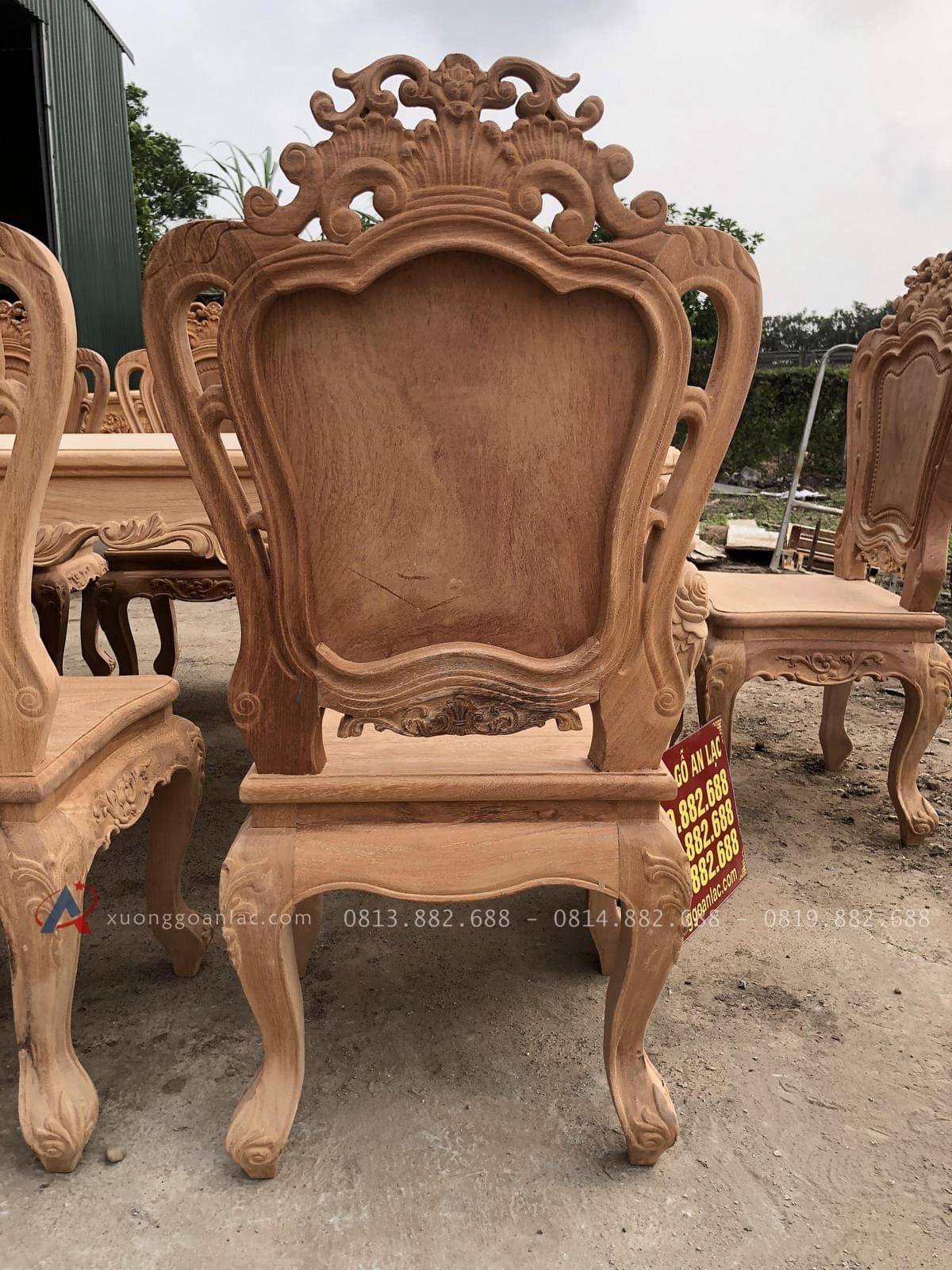 Mộc bàn ăn hoàng gia 10 ghế louis hoa lá tây không tay gỗ gõ đỏ (Anh Chính, Quảng Ninh) 32 cận cảnh mặt lưng của ghế
