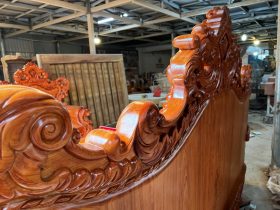 Mẫu bàn ghế hoàng gia nguyên khối 6 món gỗ Hương Đá 29 mặt sau của chương ghế được đục tỉa vô cùng chi tiết