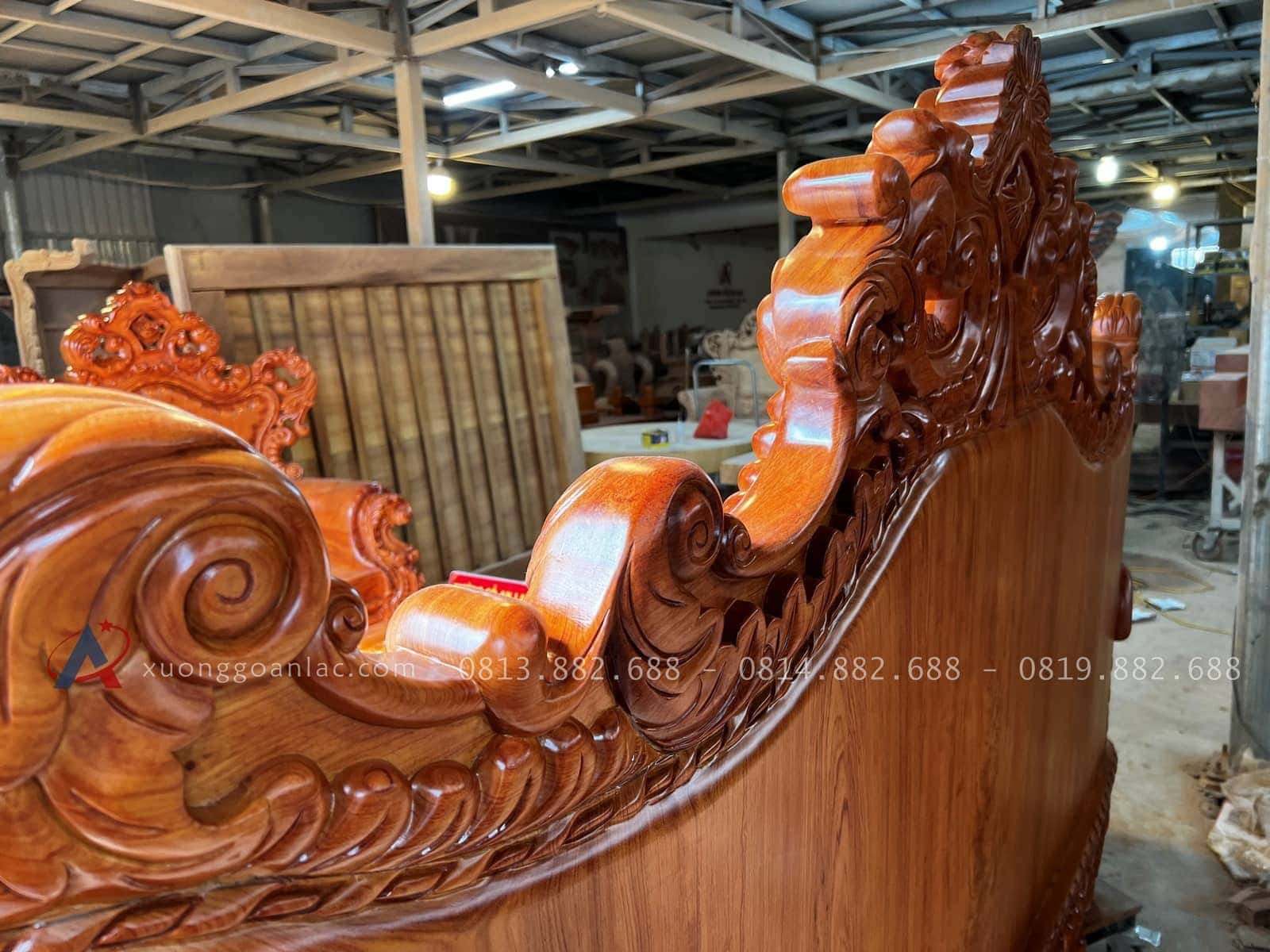 Mẫu bàn ghế hoàng gia nguyên khối 6 món gỗ Hương Đá 47 mặt sau của chương ghế được đục tỉa vô cùng chi tiết